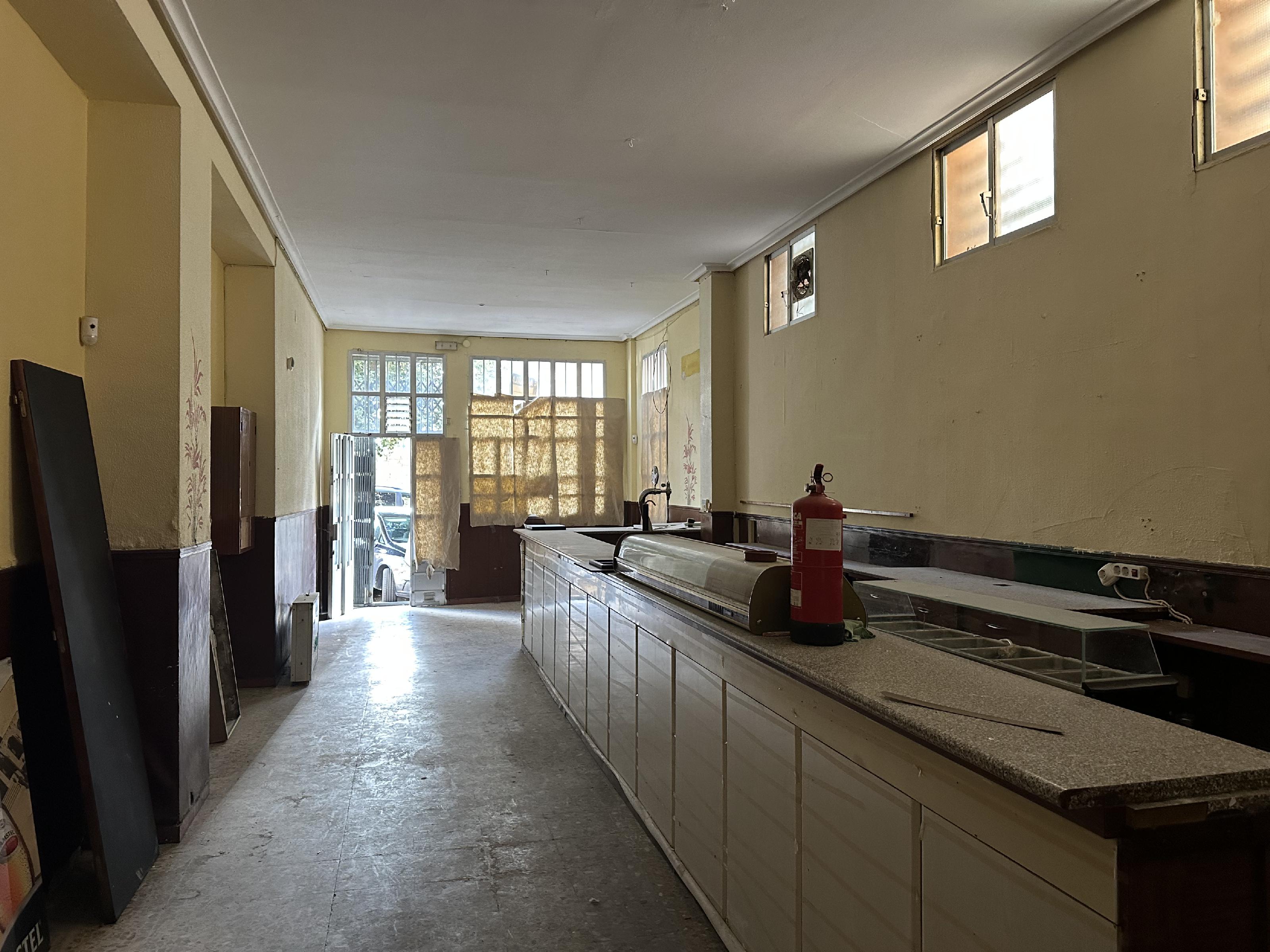 Imagen 5 Local Comercial en alquiler en Cáceres /  Zona de la biblioteca pública