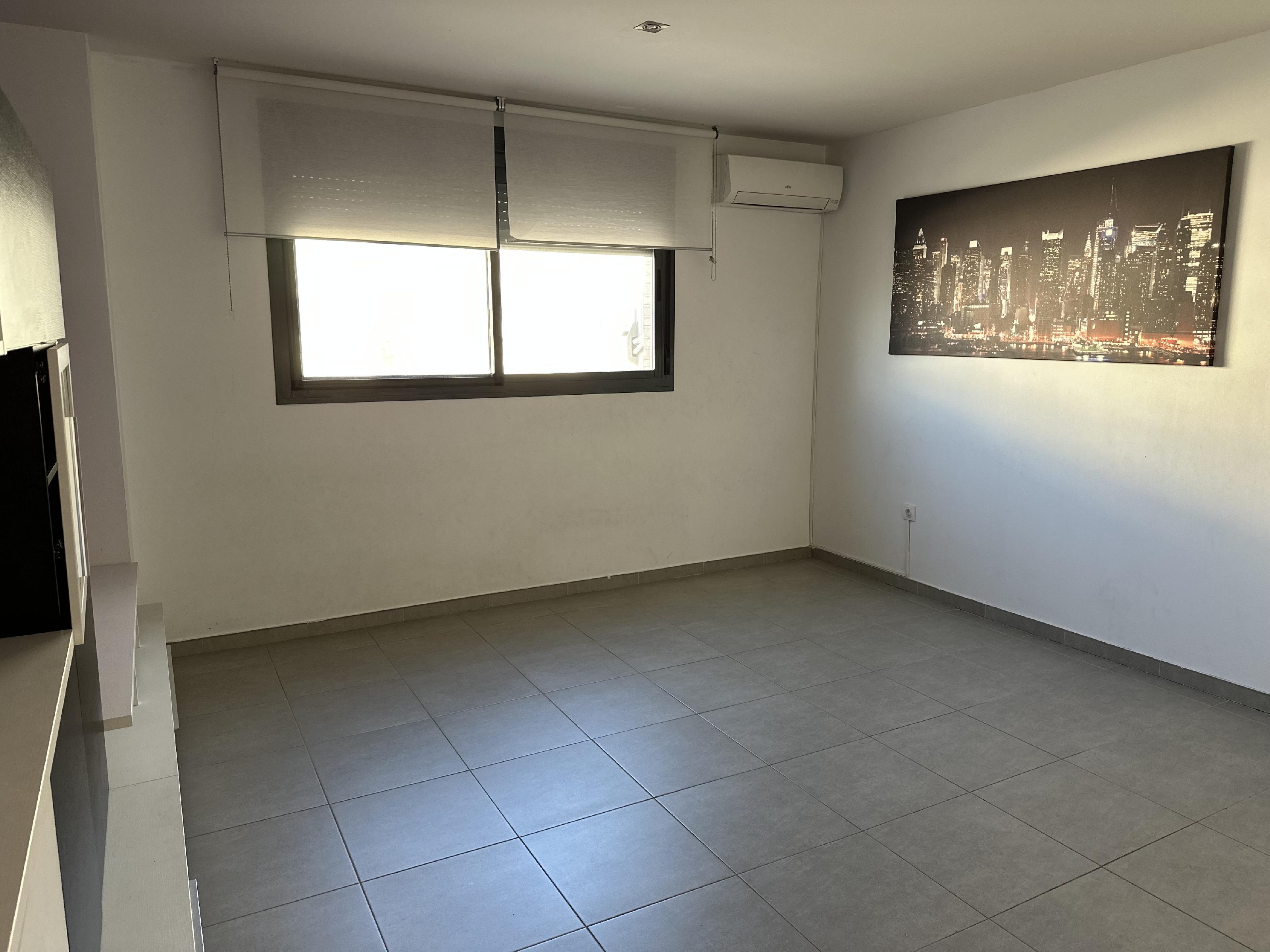 Imagen 4 Piso en venta en Cáceres / Zona tranquila con edificios de reciente construcción