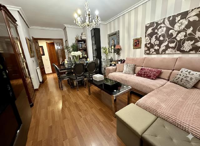 Imagen 2 Inmueble 300016 - Piso en venta en Cáceres / Zona Nuevo Cáceres