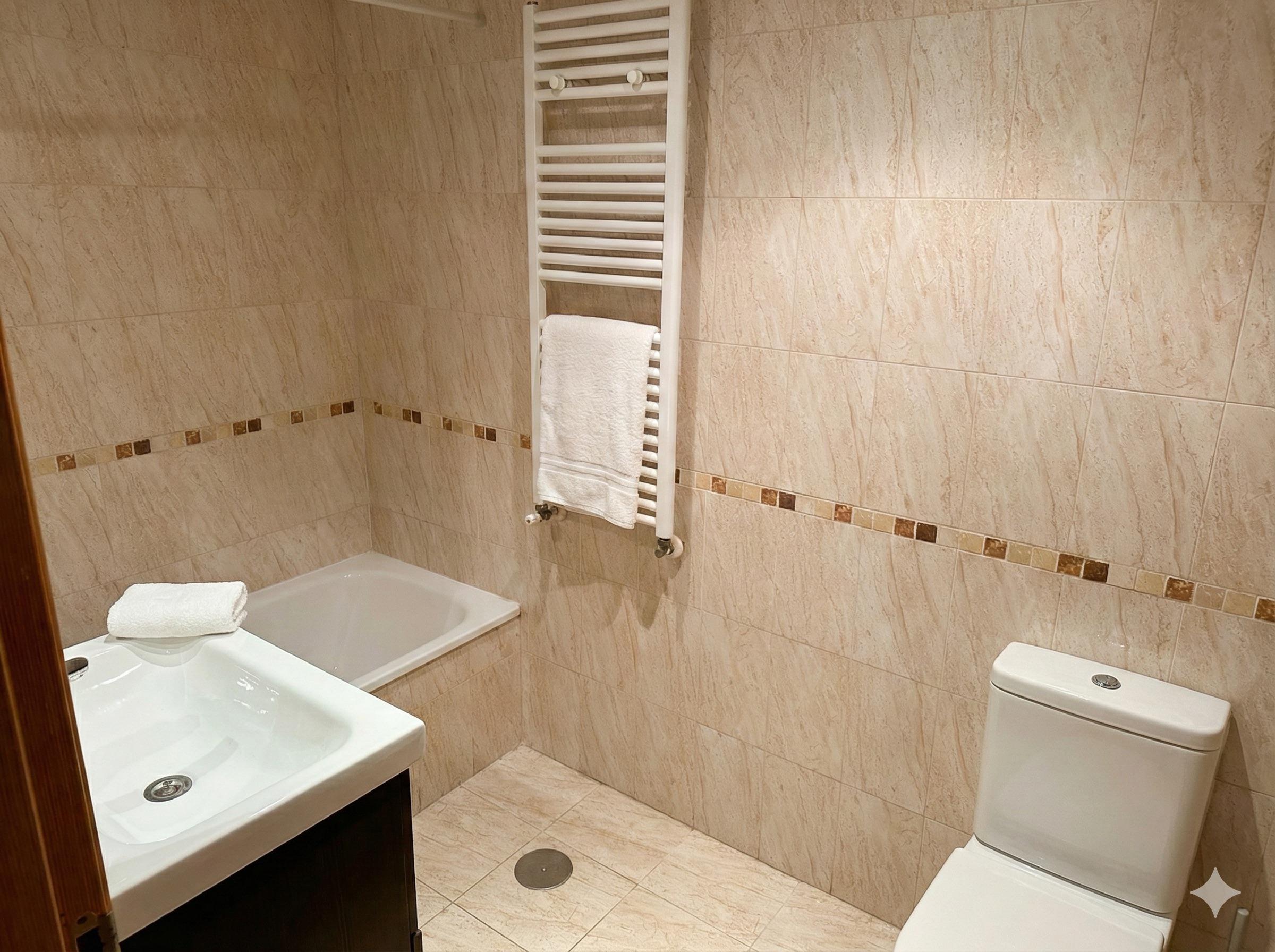 Imagen 16 Casa Adosada en venta en Cáceres / Zona casa plata