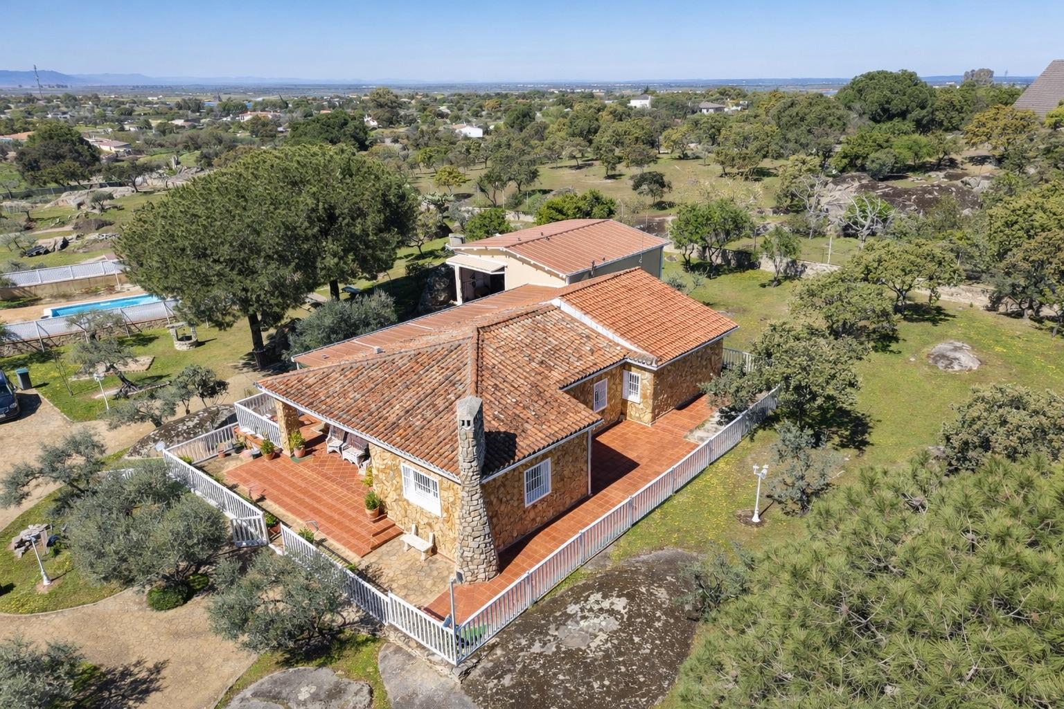 Imagen 1 Casa Aislada en venta en Malpartida De Cáceres / Urbanización Las Arenas 