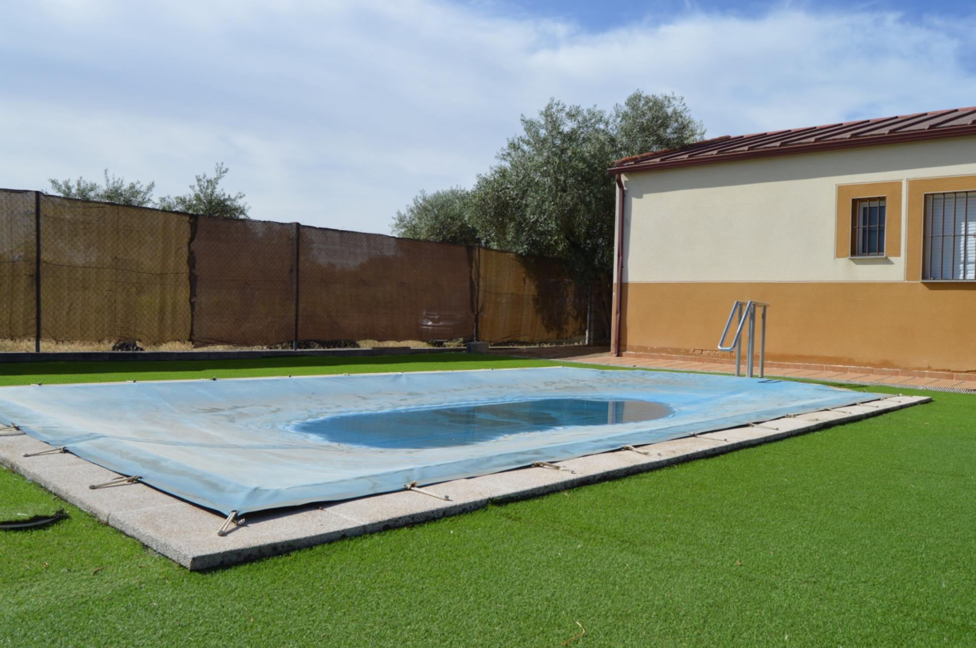 Imagen 21 Casa Rústica en venta en Alcuéscar / Piscina de Alcuescar