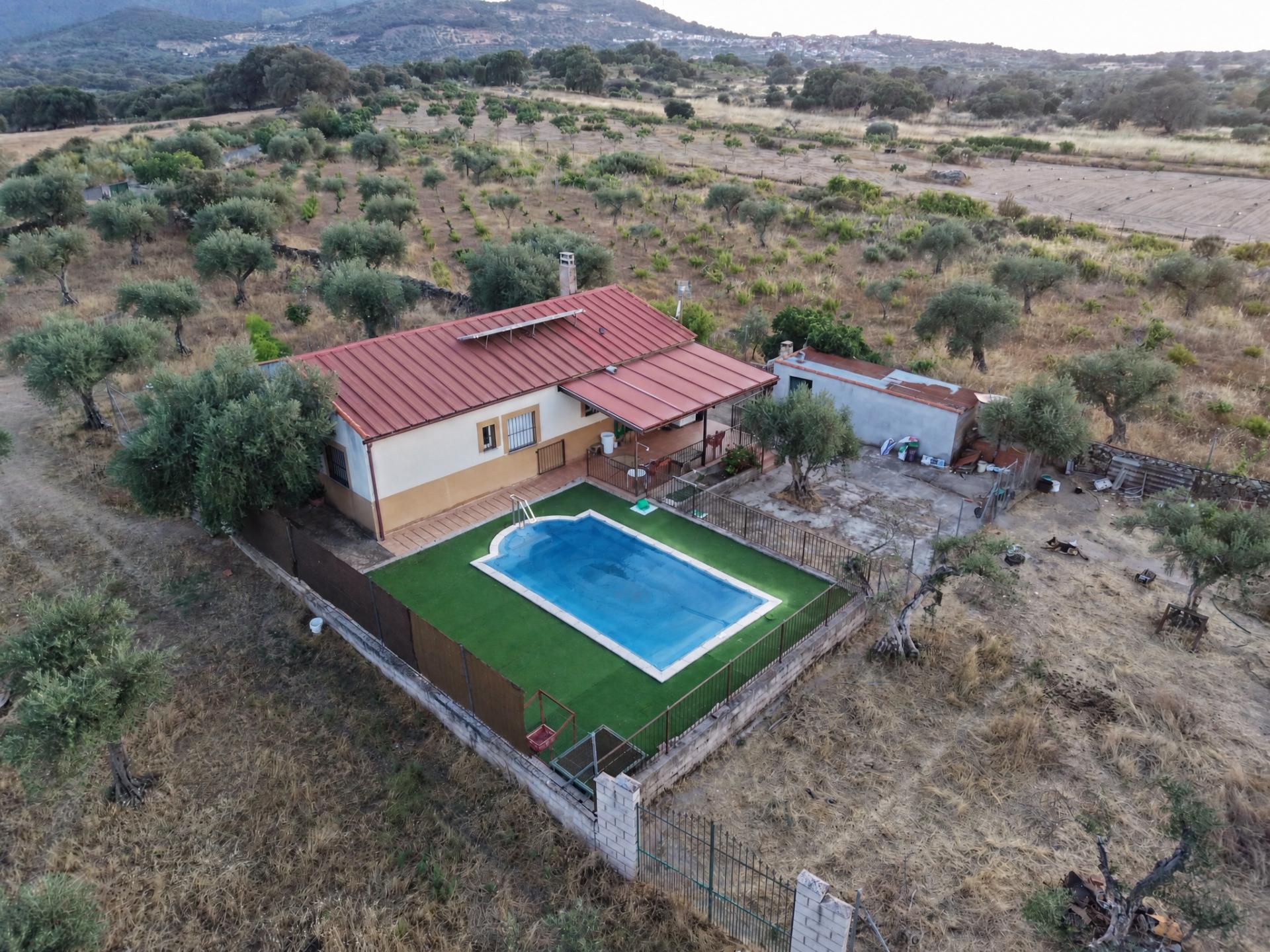 Imagen 2 Casa Rústica en venta en Alcuéscar / Piscina de Alcuescar