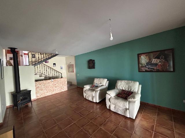 Imagen 3 Inmueble 303292 - Casa Adosada en venta en Villanueva De La Torre / A 2 minutos del Pabellon Municipal