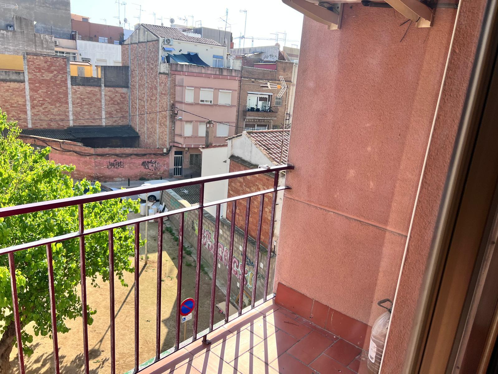 Imagen 5 Piso en venta en Cornellà De Llobregat / Junto Centro Comercial Splau 