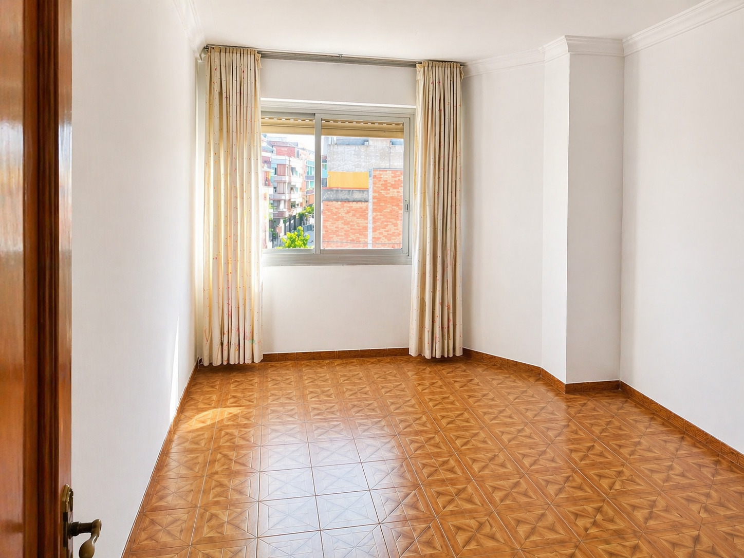 Imagen 3 Piso en venta en Cornellà De Llobregat / Junto Centro Comercial Splau 