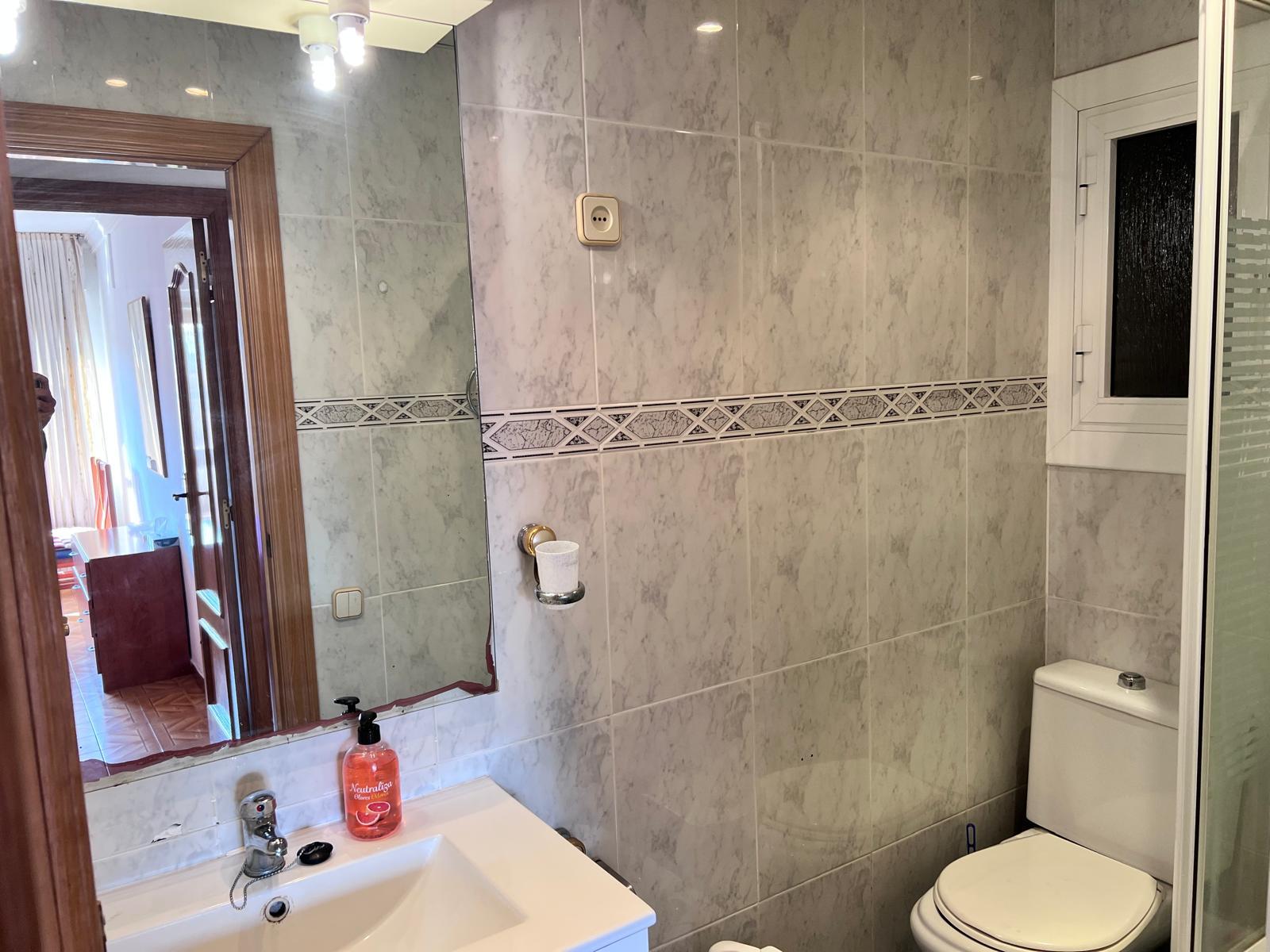 Imagen 16 Piso en venta en Cornellà De Llobregat / Junto Centro Comercial Splau 