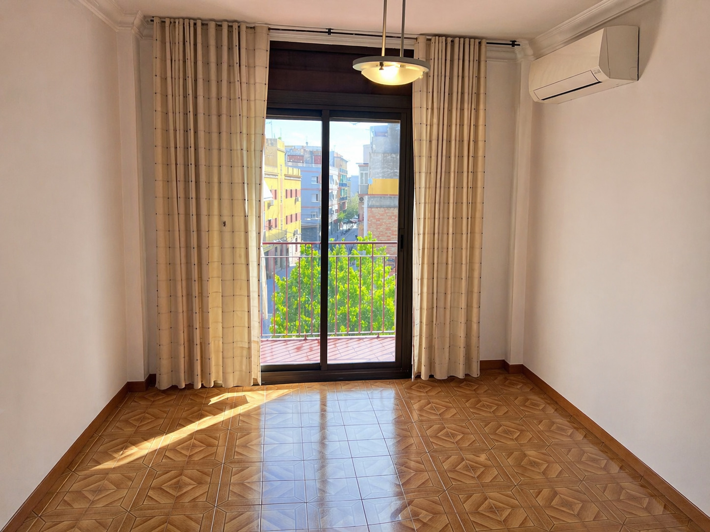Imagen 1 Piso en venta en Cornellà De Llobregat / Junto Centro Comercial Splau 