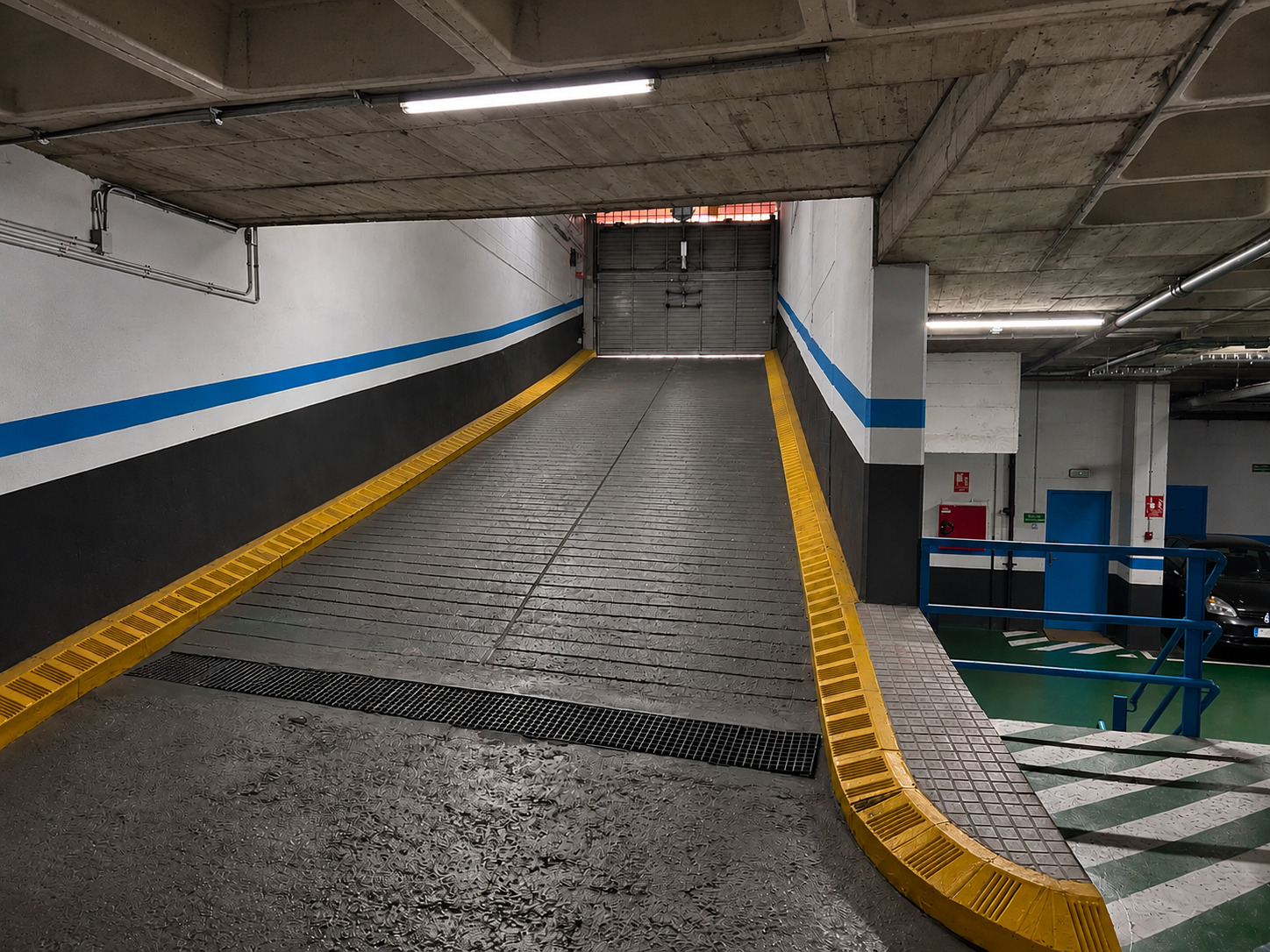 Imagen 5 Parking Coche en venta en Cornellà De Llobregat / La Gavarra, Cornellá