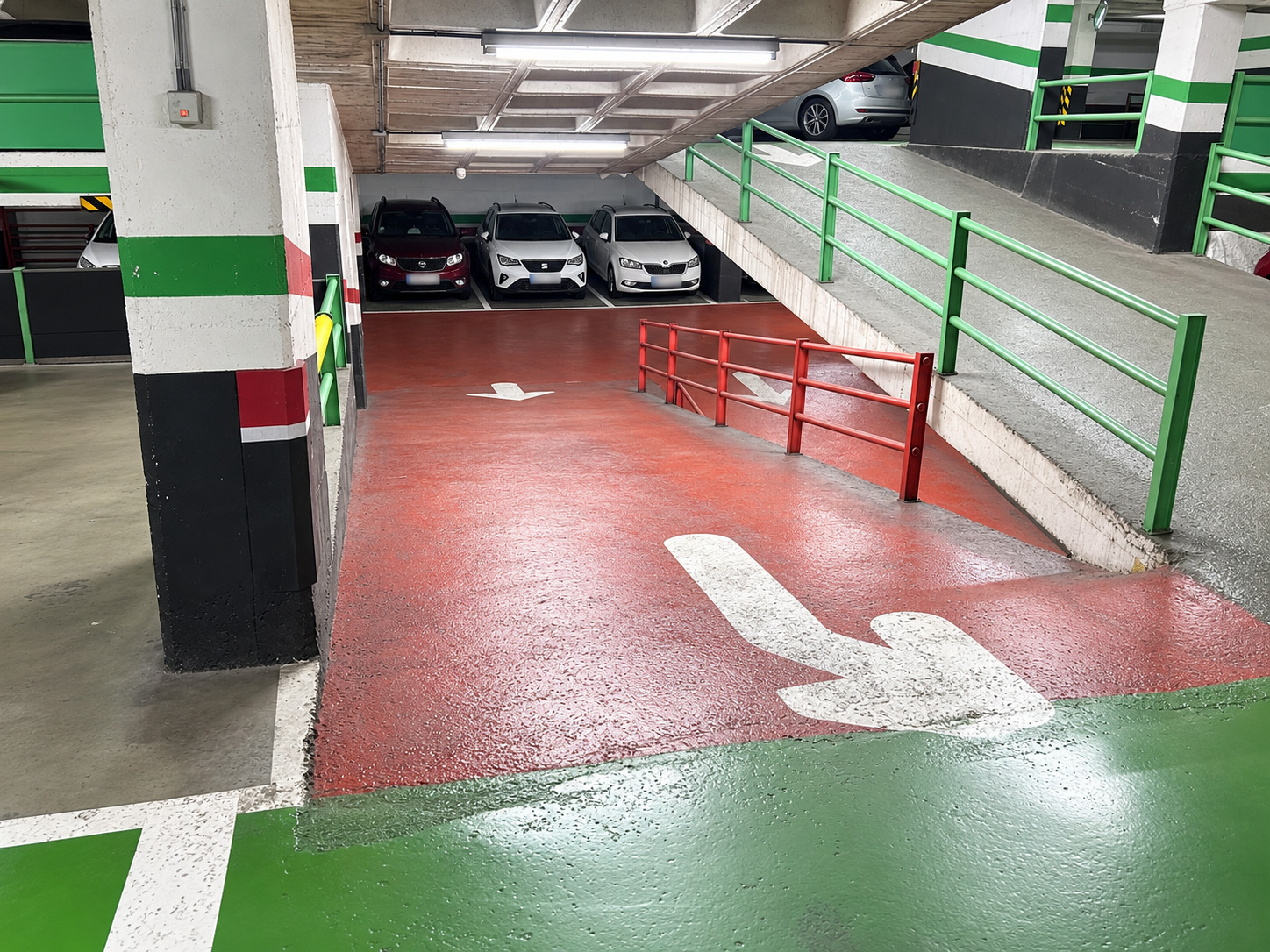 Imagen 4 Parking Coche en venta en Cornellà De Llobregat / La Gavarra, Cornellá