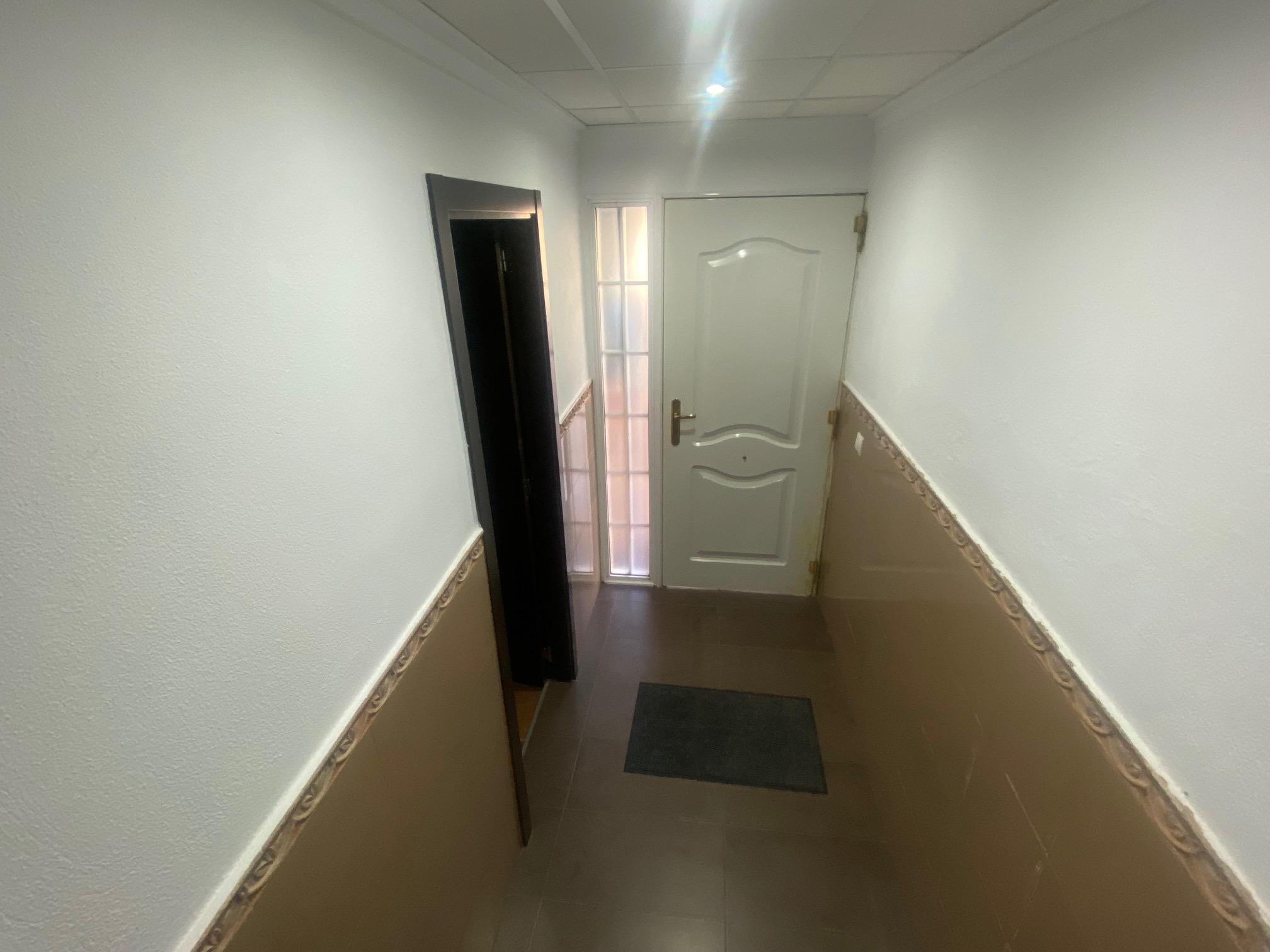Imagen 4 Casa Adosada en venta en Benigánim / Zona amplia cercana al centro y servicios. 