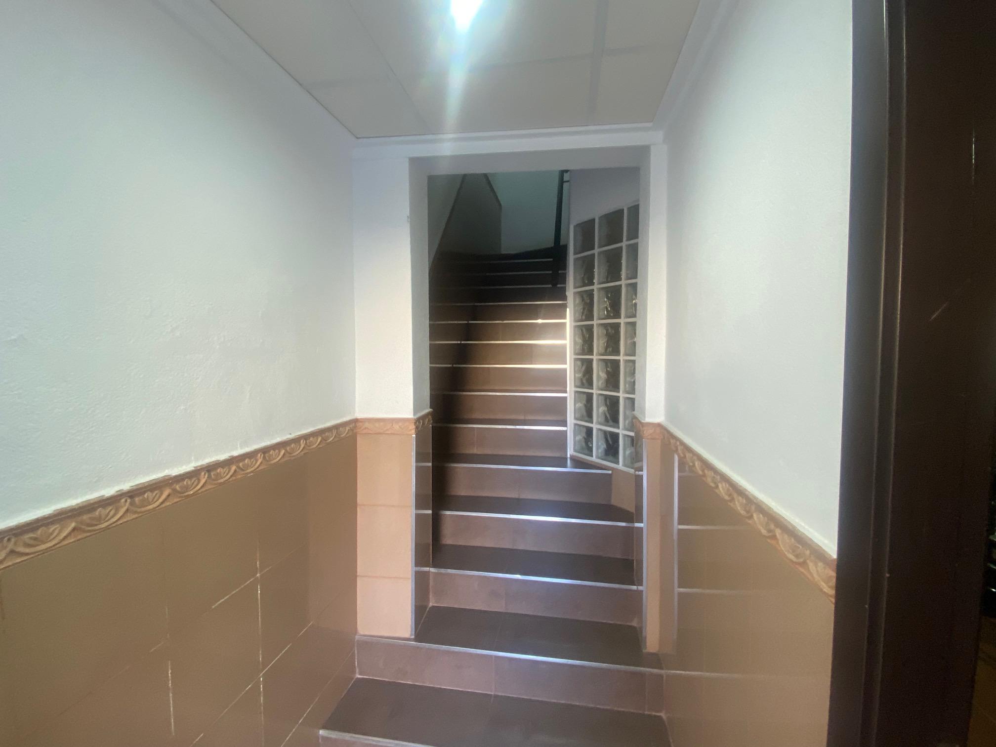 Imagen 3 Casa Adosada en venta en Benigánim / Zona amplia cercana al centro y servicios. 
