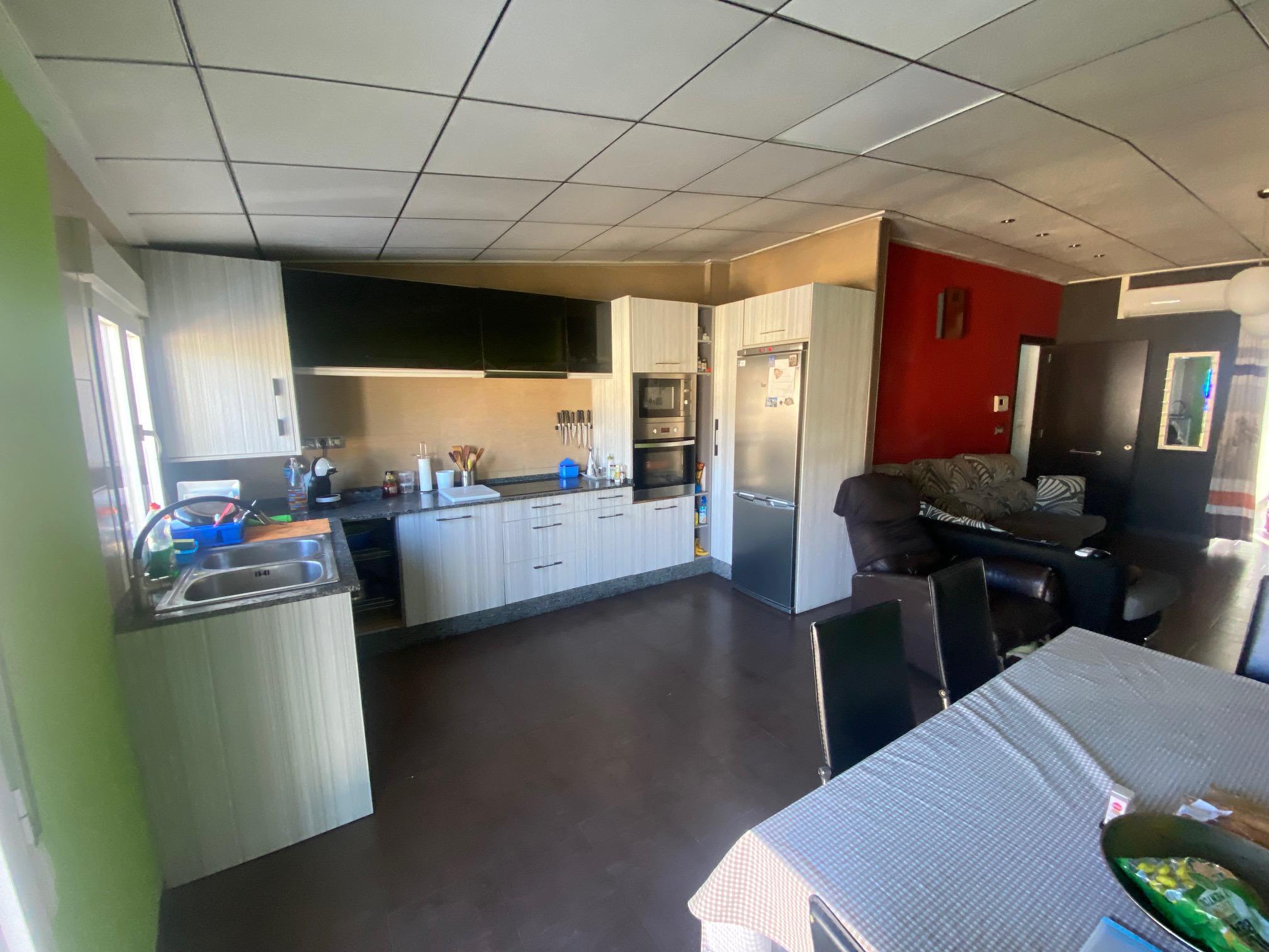 Imagen 8 Casa Adosada en venta en Benigánim / Zona amplia cercana al centro y servicios. 