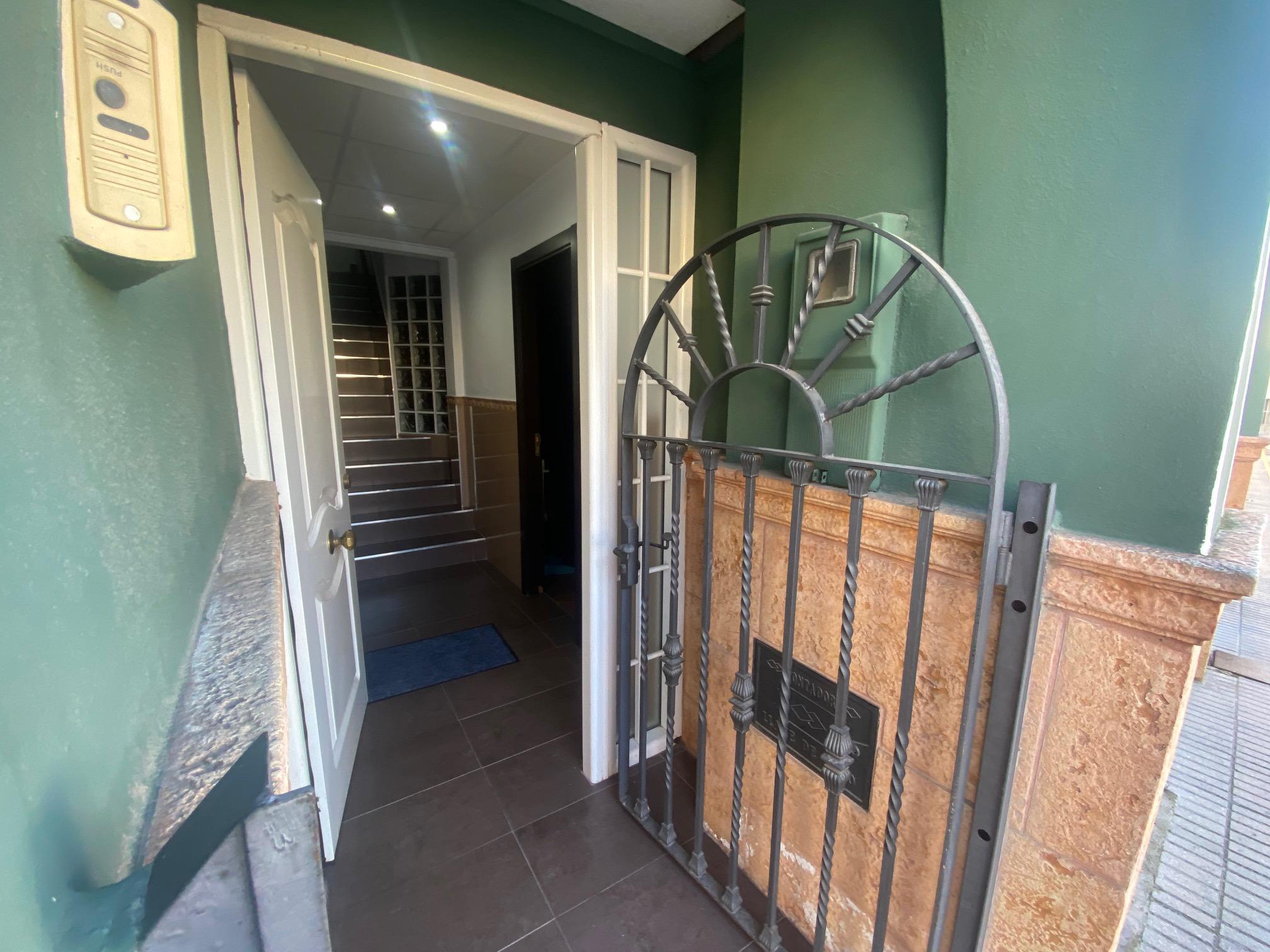 Imagen 2 Casa Adosada en venta en Benigánim / Zona amplia cercana al centro y servicios. 