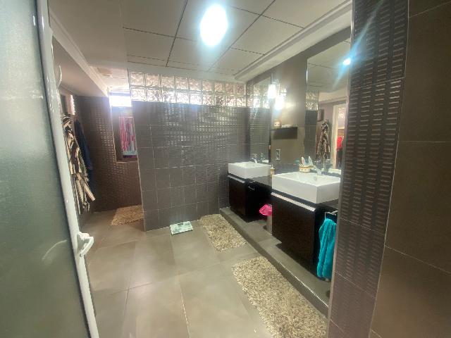 Imagen 14 Inmueble 300141 - Casa Adosada en venta en Benigánim / Zona amplia cercana al centro y servicios. 