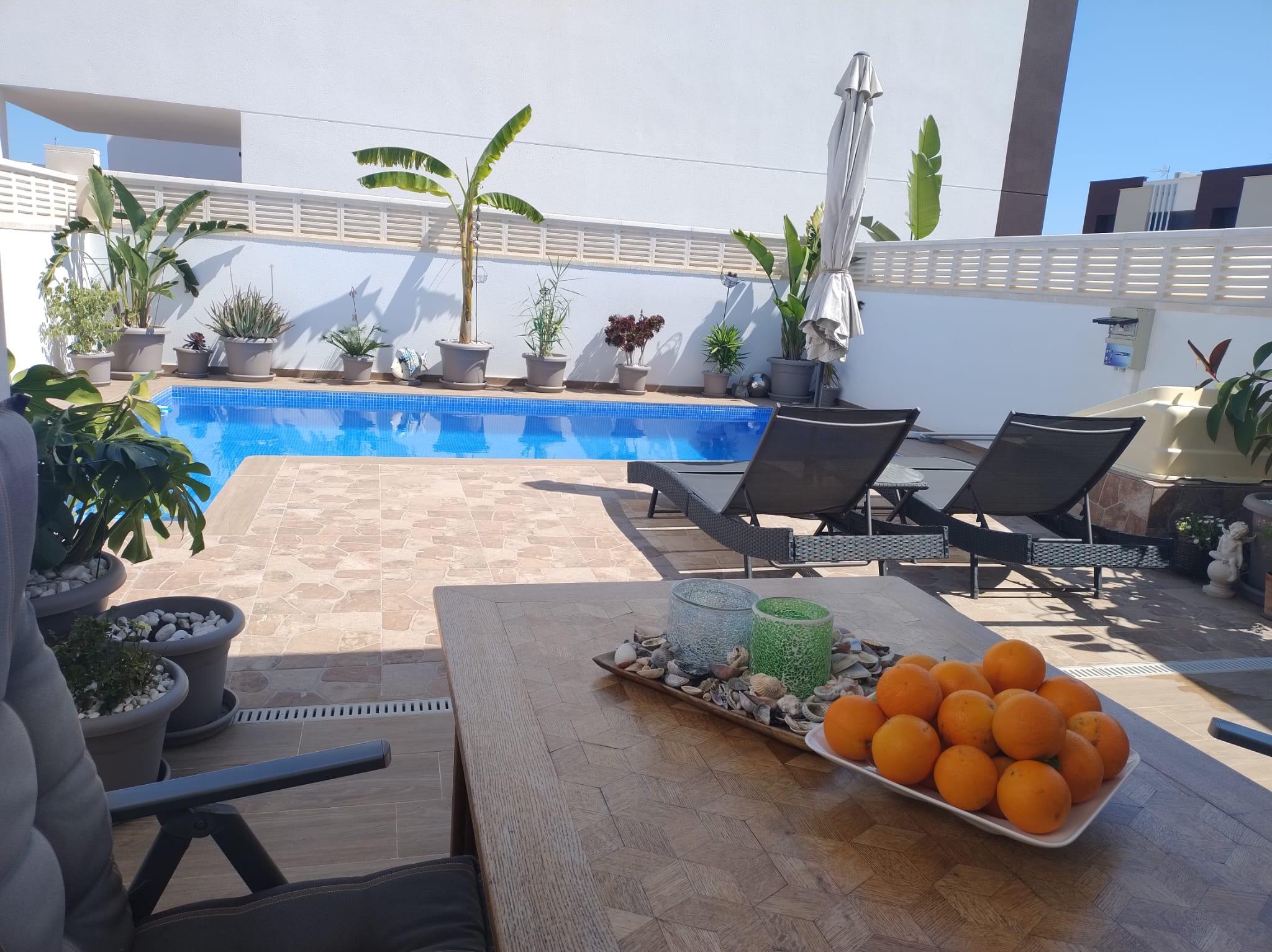 Imagen 1 Casa Adosada en venta en Dénia / Cerca del centro comercial La Segaría.