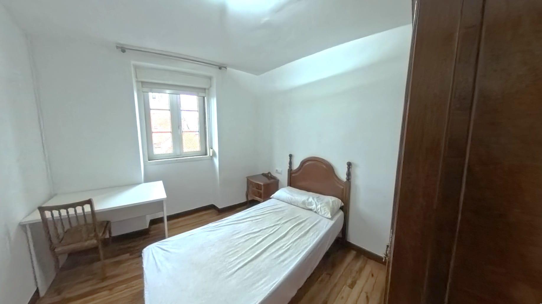 Imagen 16 Apartamento en venta en Santiago De Compostela / A pocos metros de Plaza Cervantes en el C...