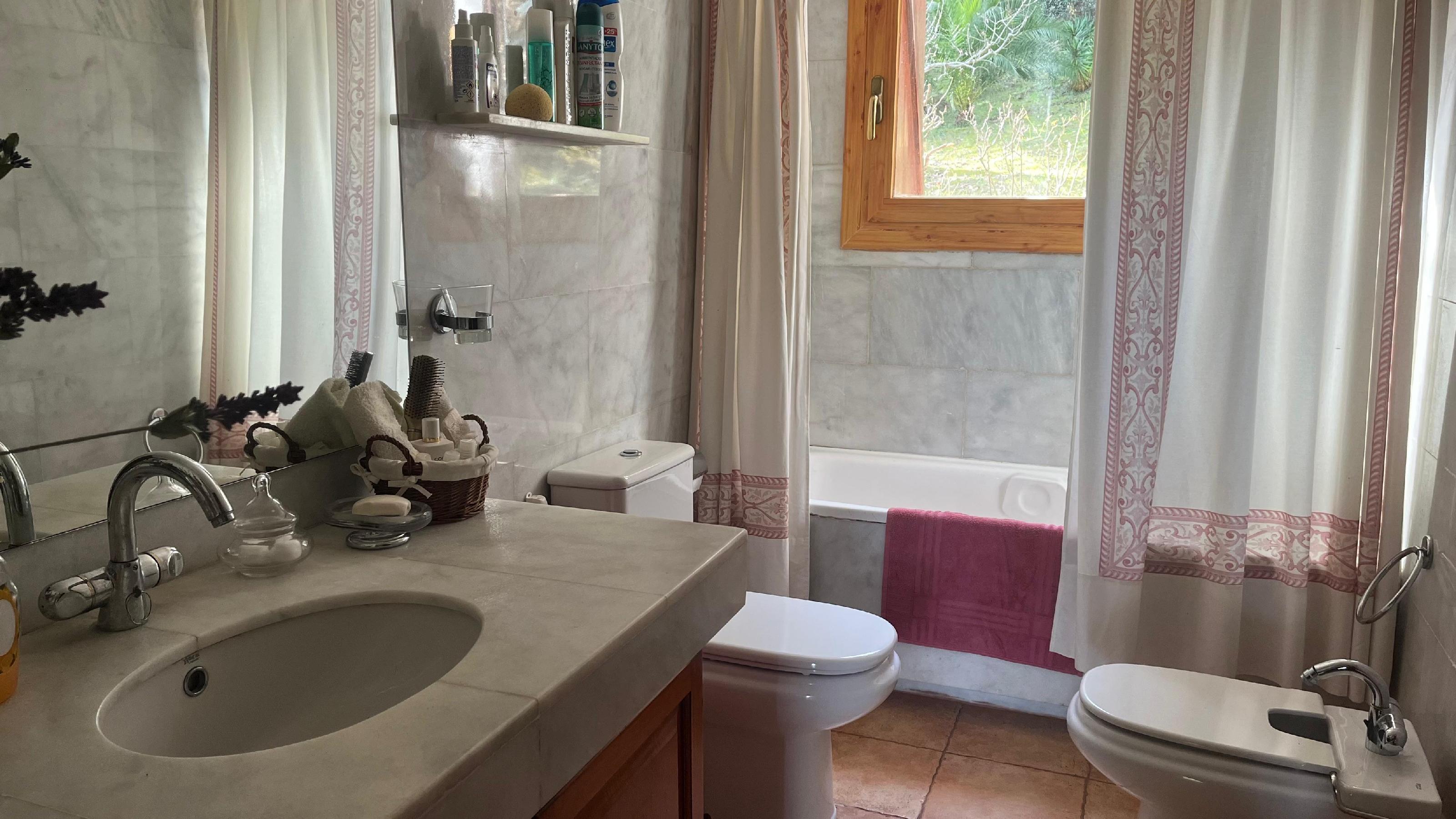 Imagen 28 Casa Aislada en venta en Castellví De Rosanes / A 2 minutos de  Ap-7 y 5 minutos de A-2.