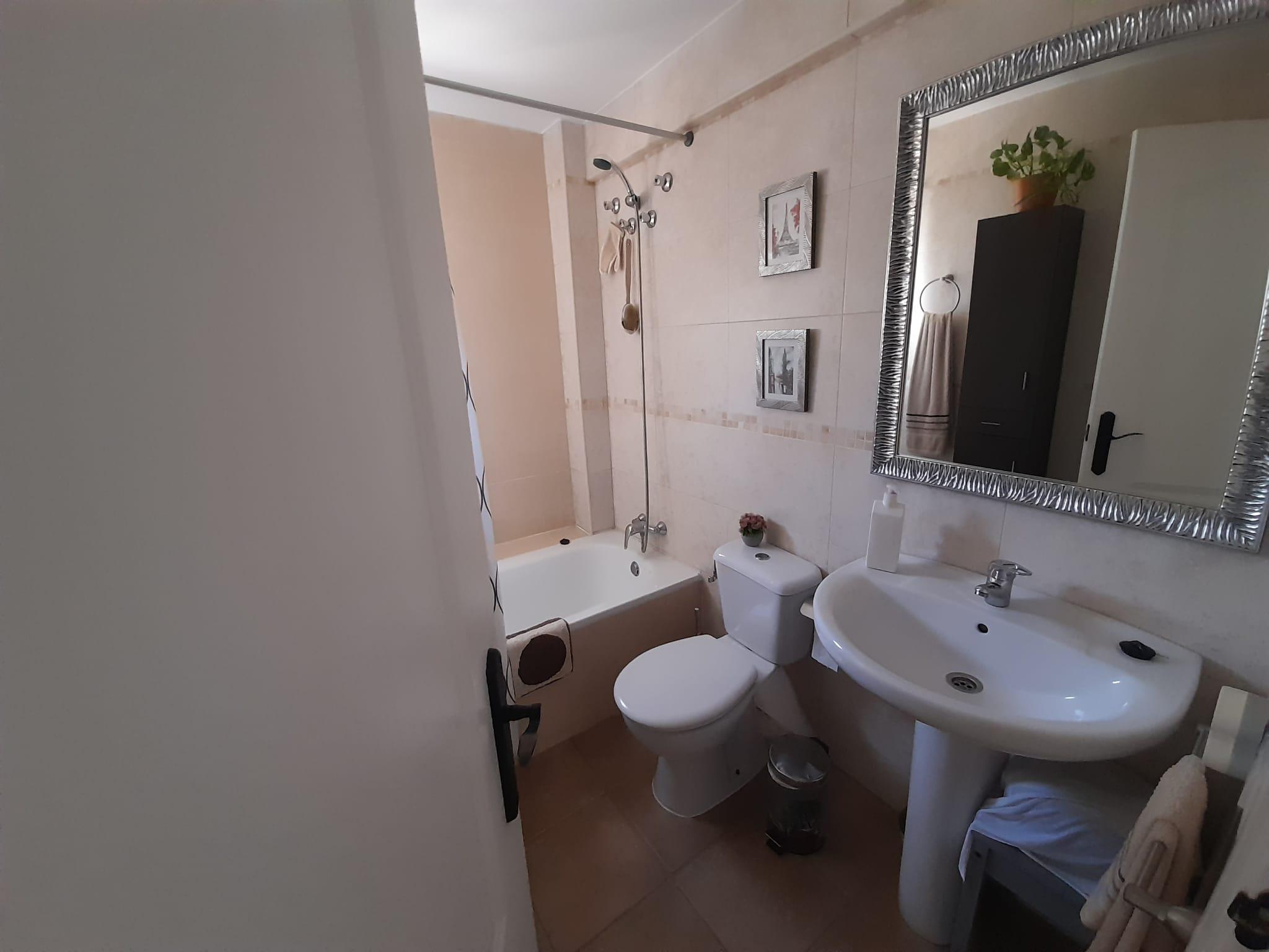 Imagen 10 Casa en venta en Medina-sidonia / A 1km de la Estacion Repsol de la salida 10 de Jerez. 