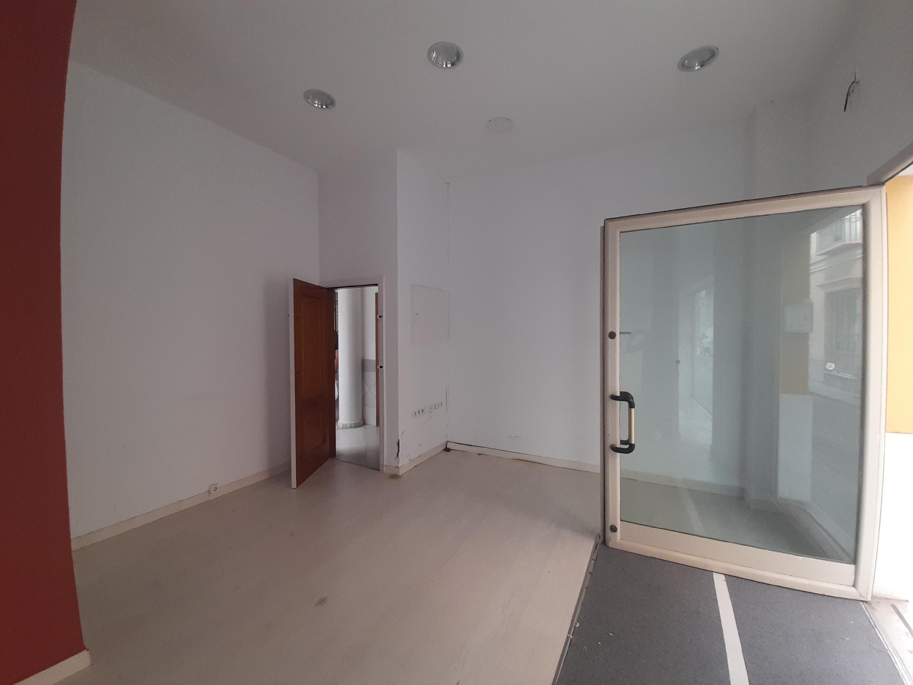 Imagen 1 Local Comercial en venta en Sanlúcar De Barrameda / A 10 mts de calle Santo Domingo y a 10...