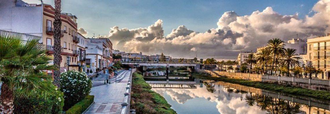 Imagen 2 Casa Adosada en venta en Chiclana De La Frontera / Situada en una zona en crecimiento bien...