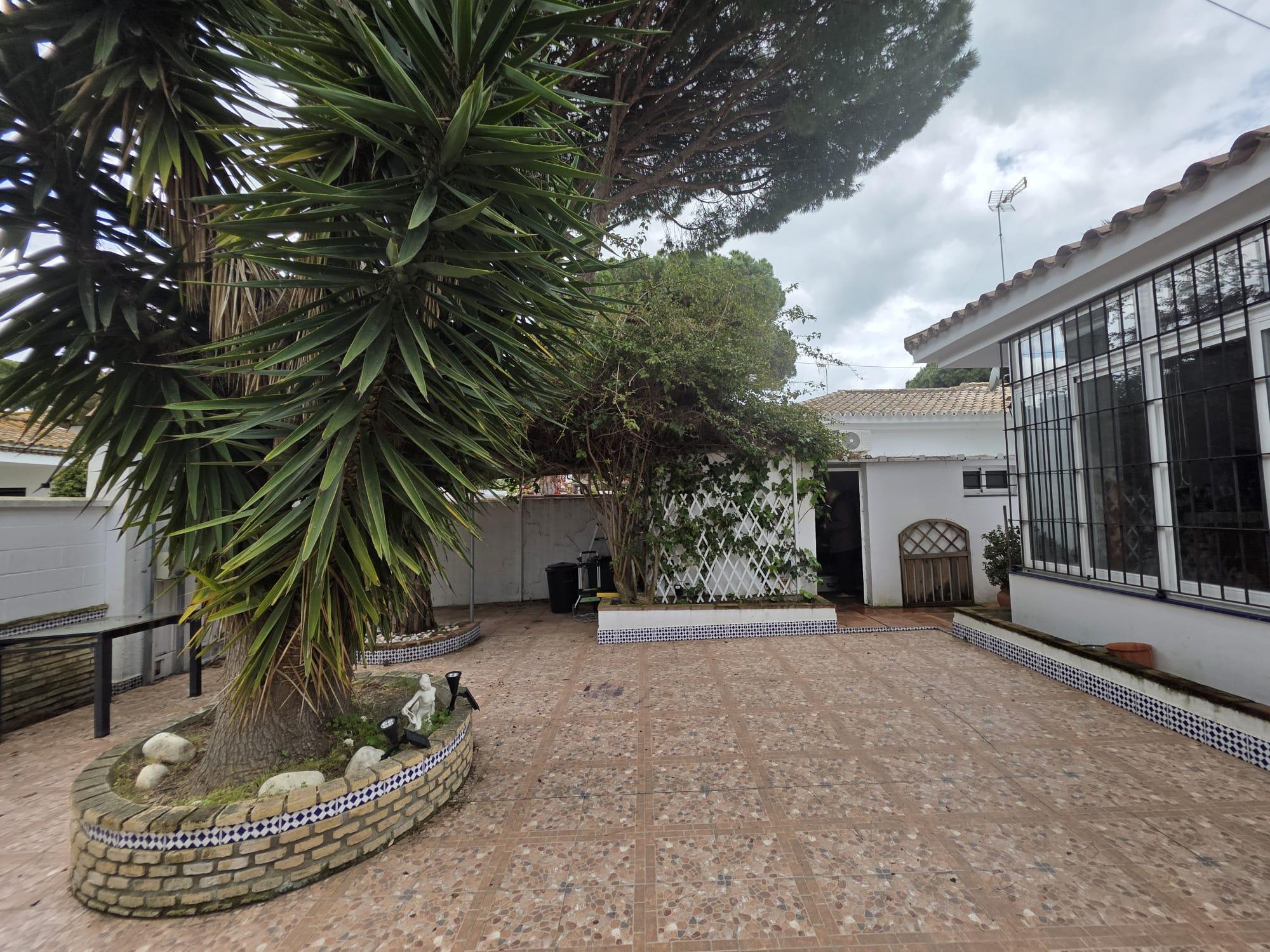 Imagen 1 Casa Adosada en venta en Chiclana De La Frontera / Sito en una de las zonas mas cotizadas ...