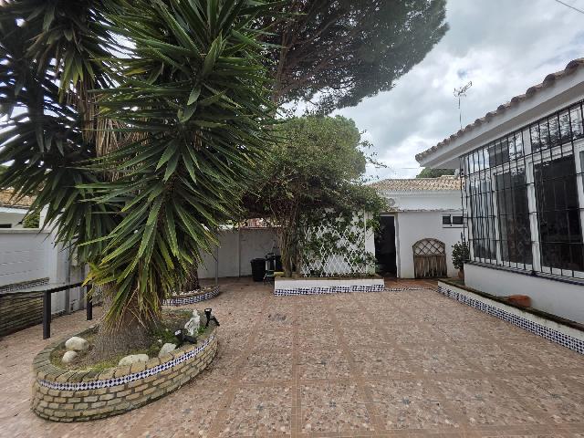 Imagen 1 Inmueble 302142 - Casa Adosada en venta en Chiclana De La Frontera / Sito en una de las zonas mas cotizadas ...