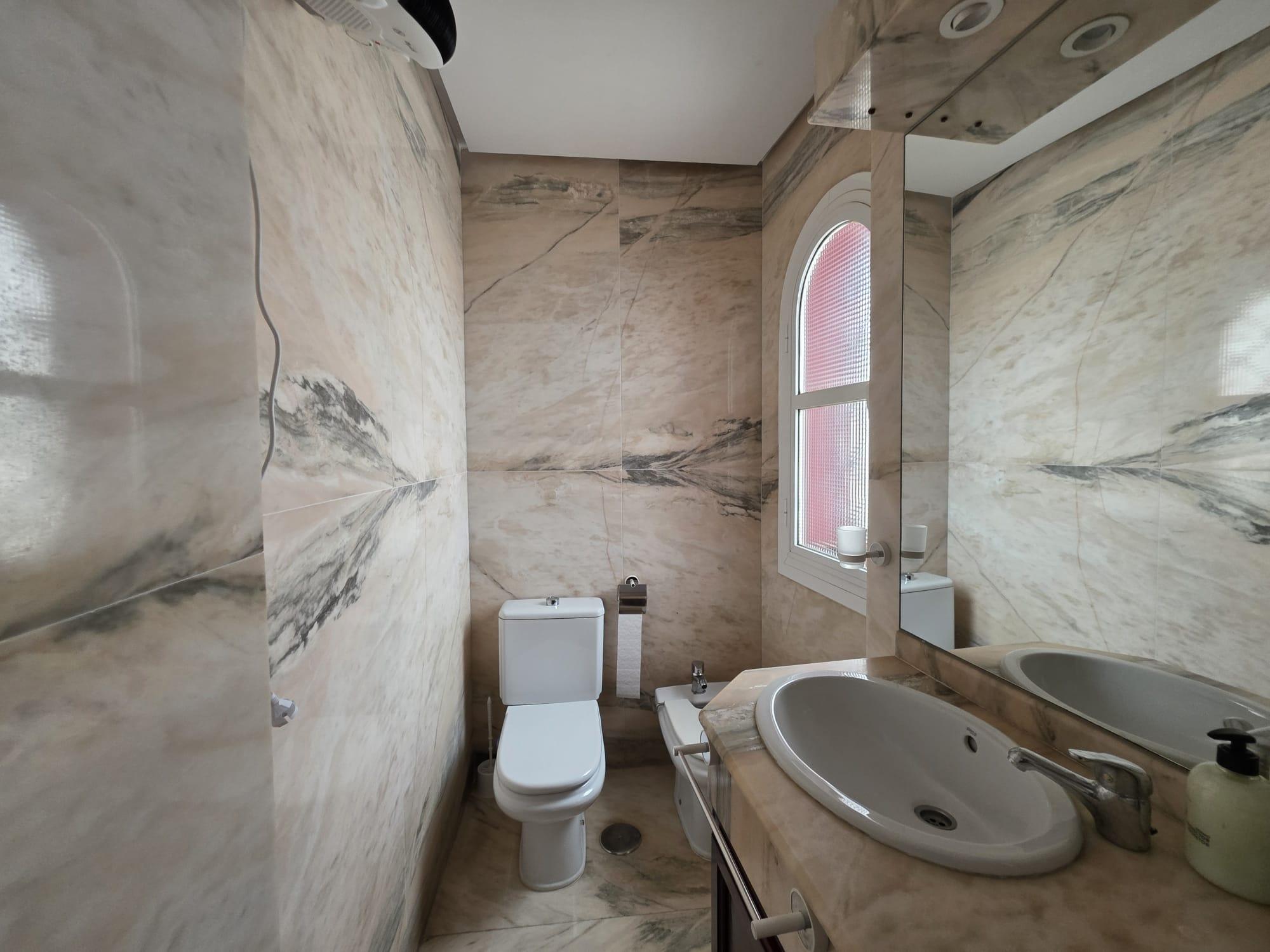 Imagen 20 Casa Pareada en venta en Chiclana De La Frontera /  Apocos metros del puente ntra. sra. de...
