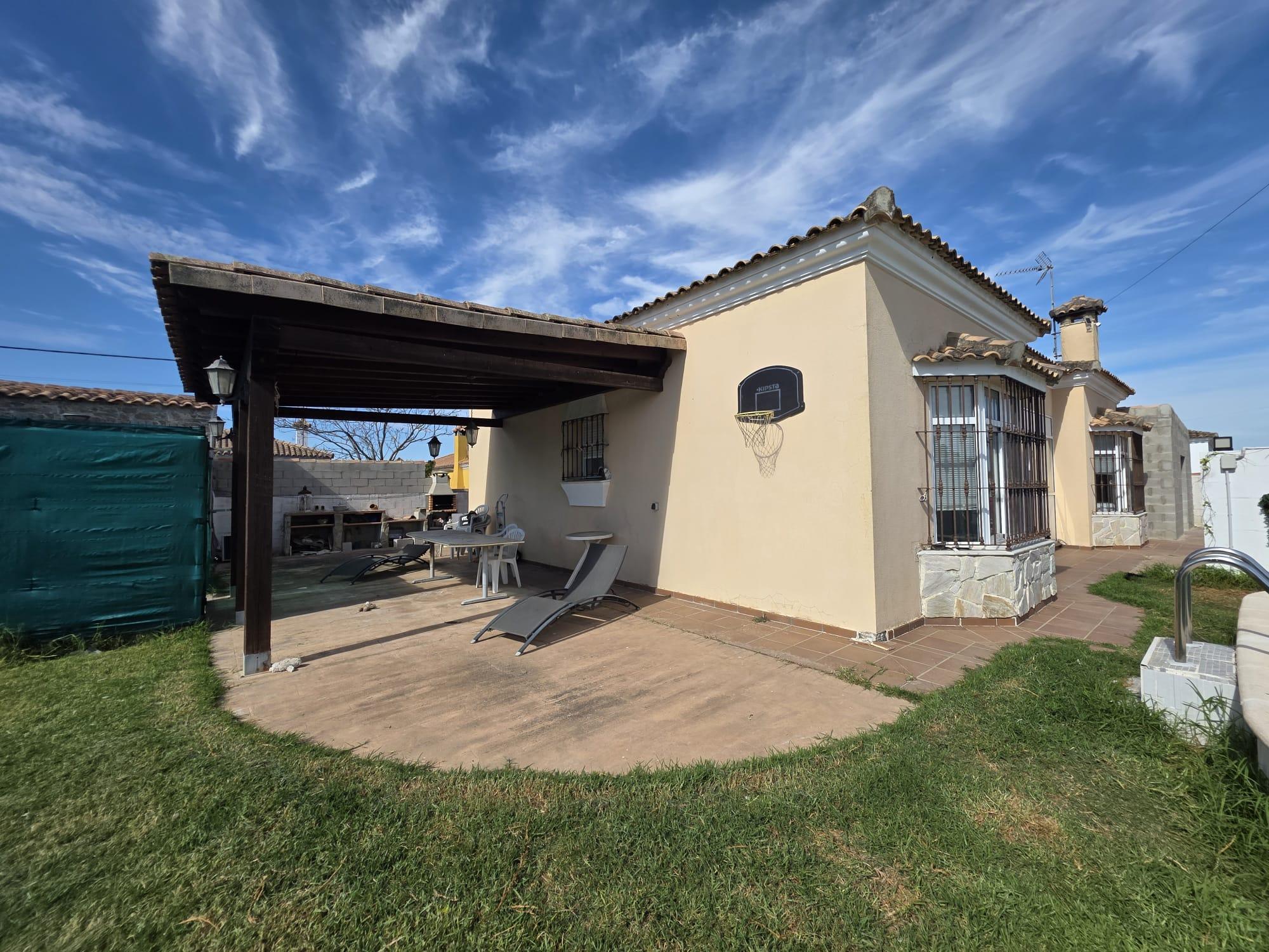 Imagen 1 Casa Aislada en venta en Chiclana De La Frontera / Situada en una zona residencial  tranquila  