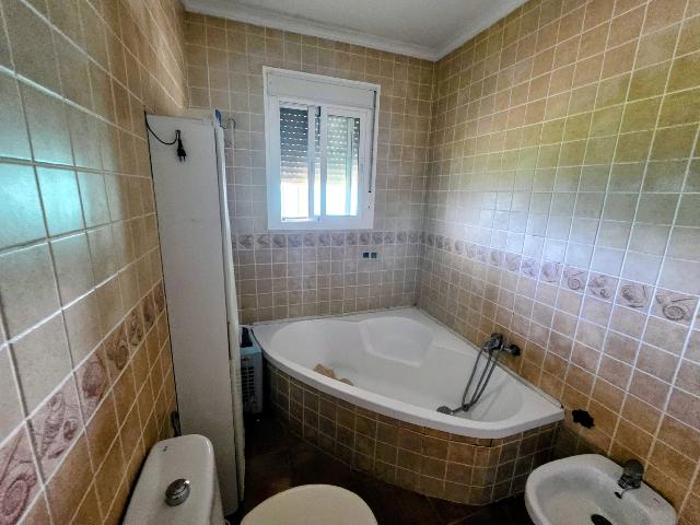 Imagen 14 Inmueble 302842 - Casa Aislada en venta en Chiclana De La Frontera / Situada en una zona residencial  tranquila  