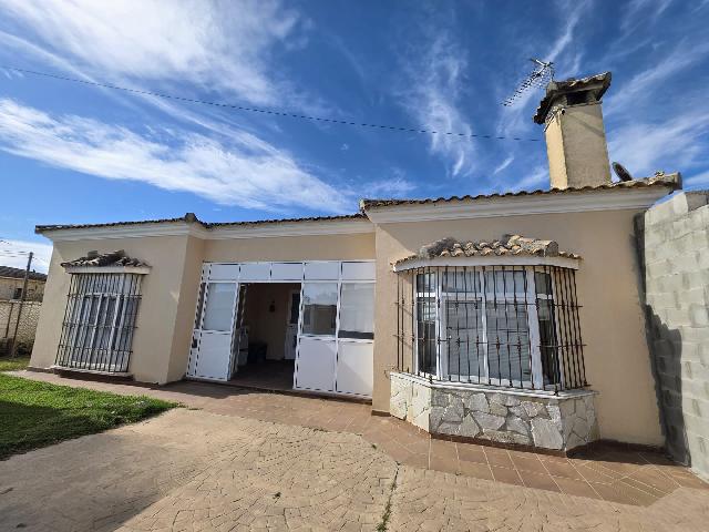 Imagen 2 Inmueble 302842 - Casa Aislada en venta en Chiclana De La Frontera / Situada en una zona residencial  tranquila  