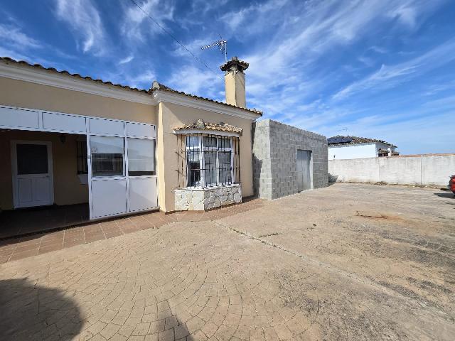 Imagen 3 Inmueble 302842 - Casa Aislada en venta en Chiclana De La Frontera / Situada en una zona residencial  tranquila  