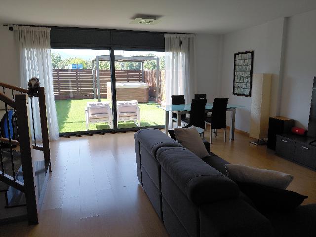 Imagen 1 Inmueble 304379 - Casa Pareada en venta en Gualba / Casa luminosa con jardín y vistas al Montseny en Gualba 