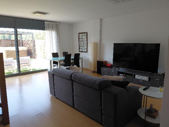 Imagen 3 Inmueble 304379 - Casa Pareada en venta en Gualba / Casa luminosa con jardín y vistas al Montseny en Gualba 