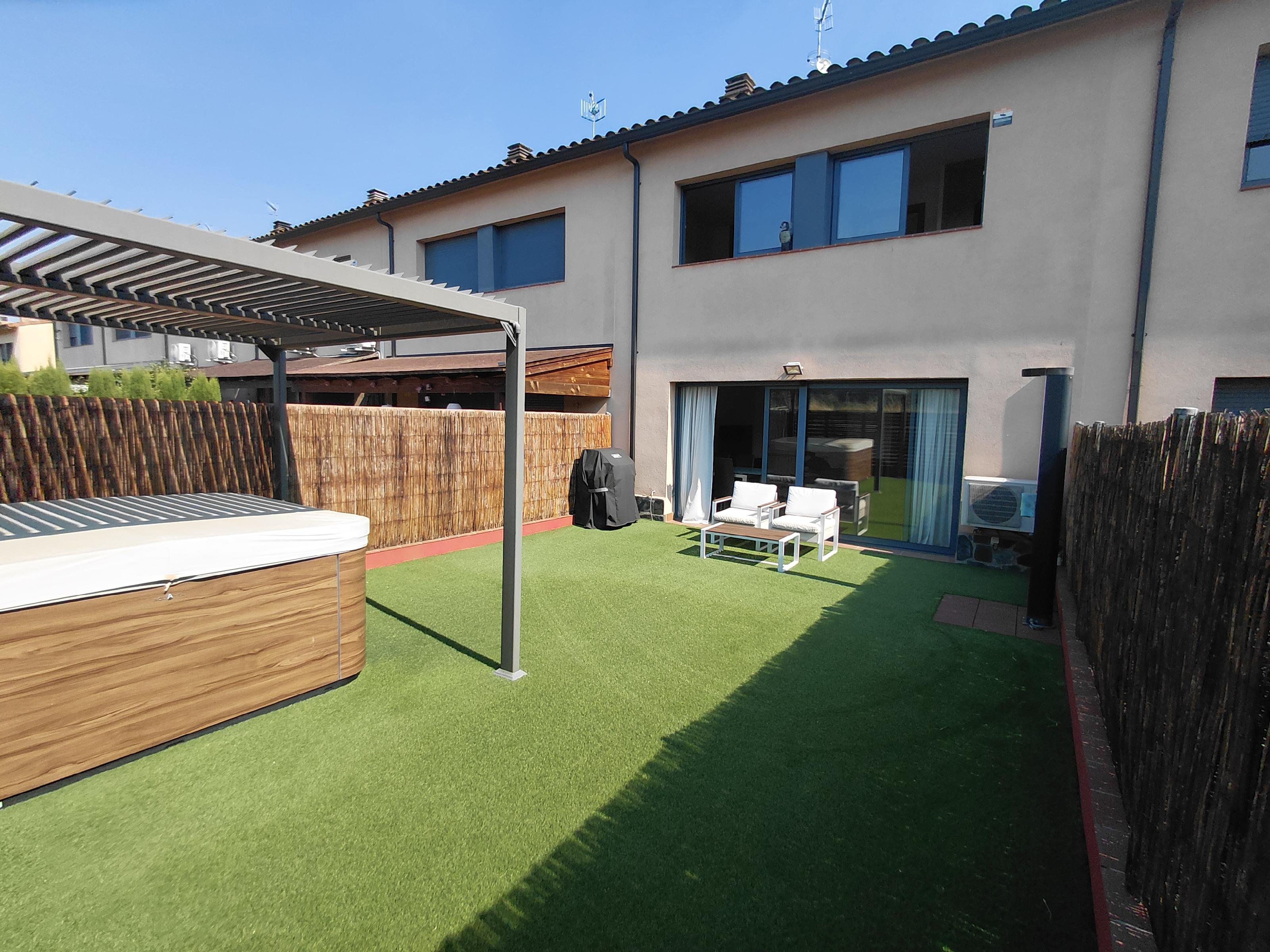 Imagen 3 Casa Pareada en venta en Gualba / Casa luminosa con jardín y vistas al Montseny en Gualba 