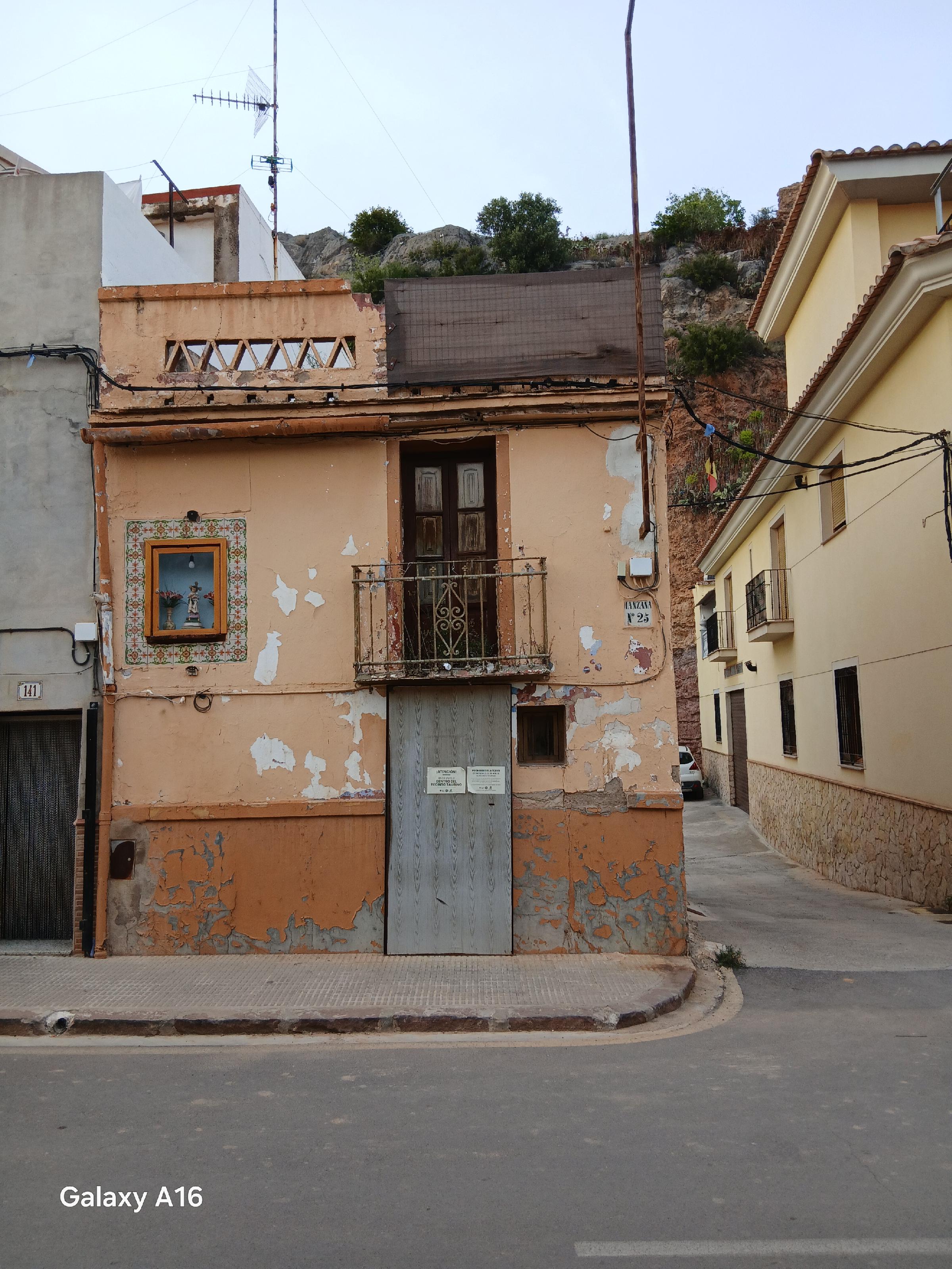 Imagen 1 Casa Adosada en venta en Onda /   Barrio del tosalet, justamente detrás del castillo.