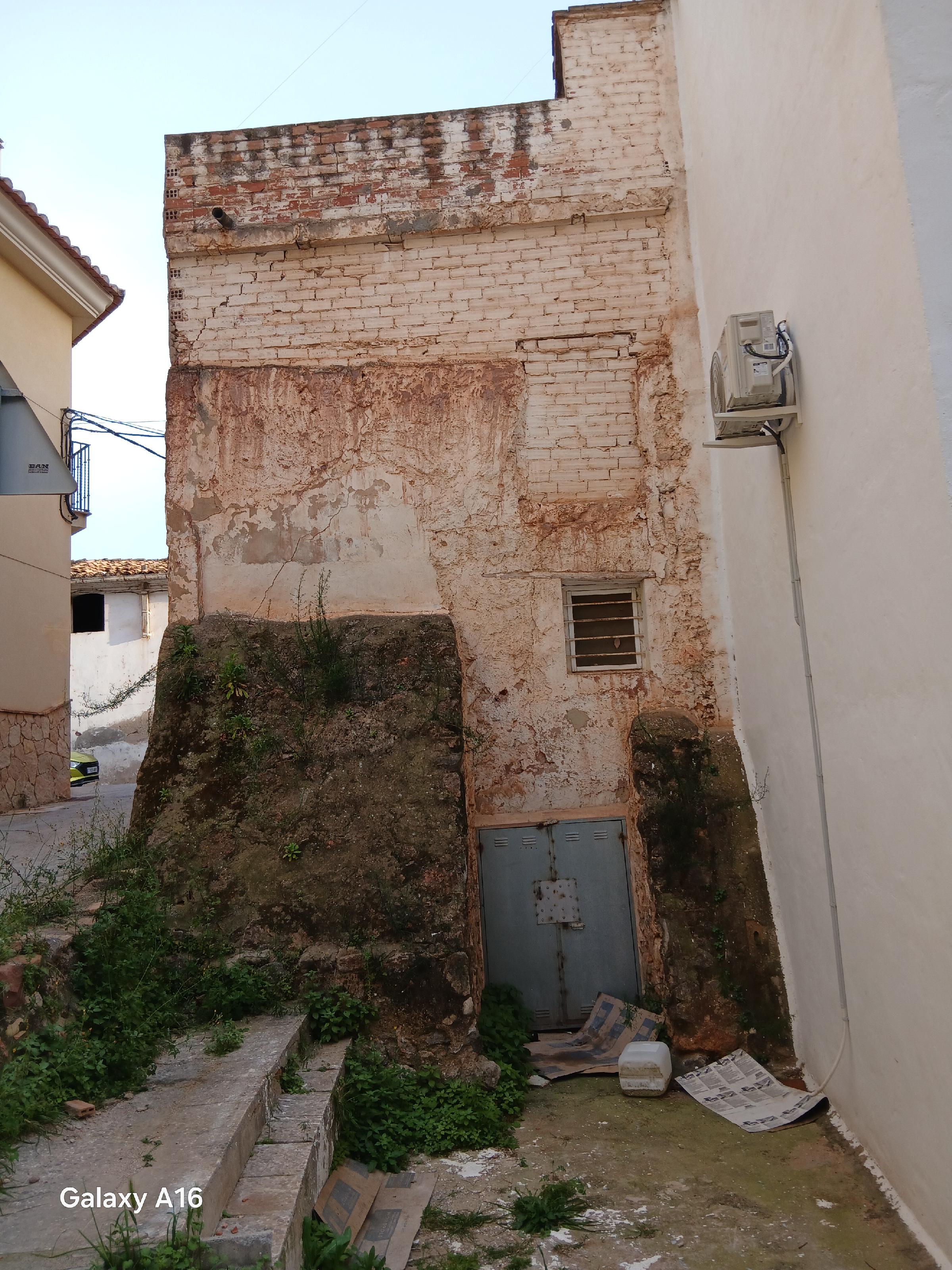 Imagen 7 Casa Adosada en venta en Onda /   Barrio del tosalet, justamente detrás del castillo.