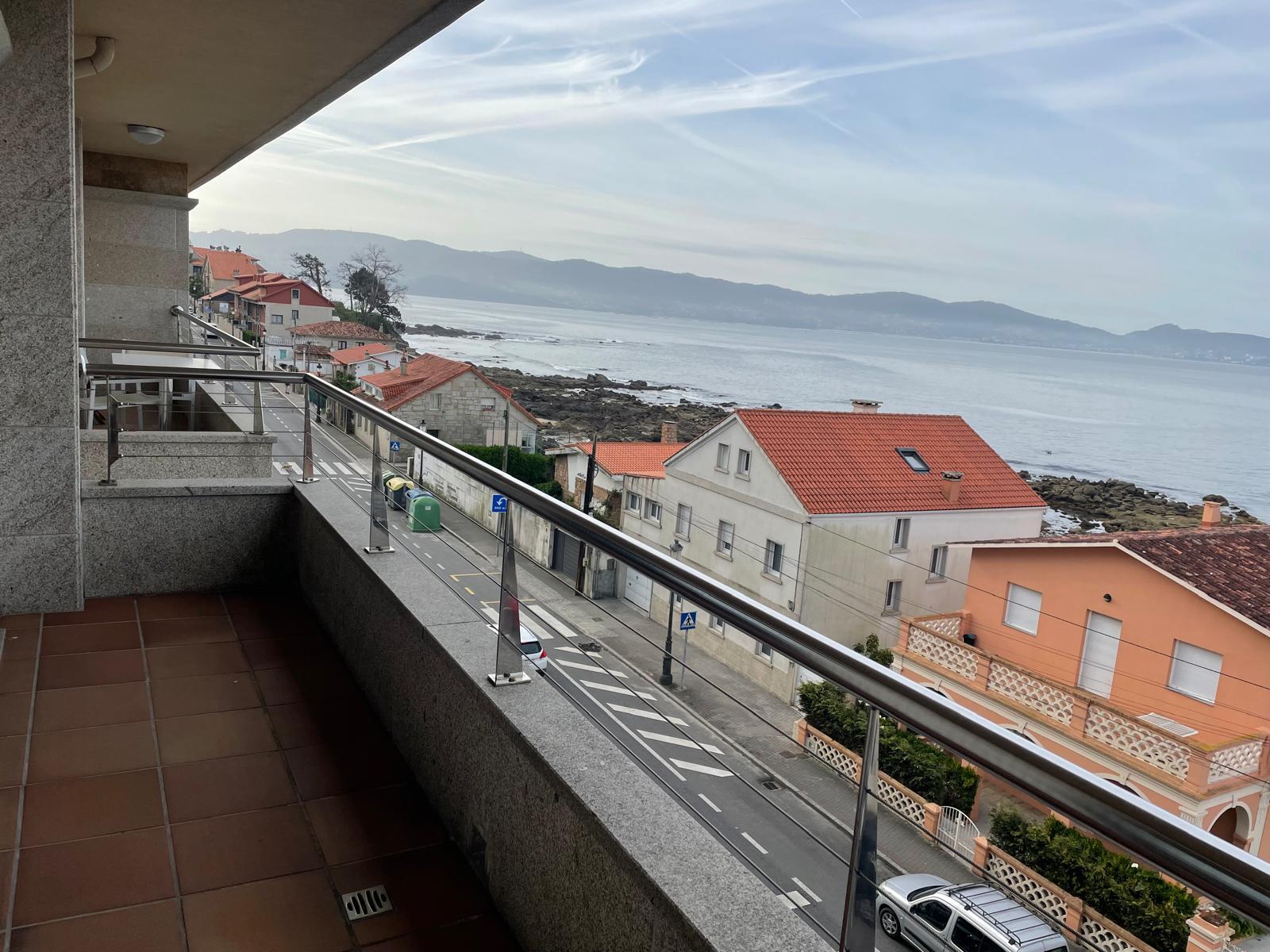 Imagen 1 Apartamento en alquiler en Sanxenxo / Frente a la playa de Carabuxeiras 
