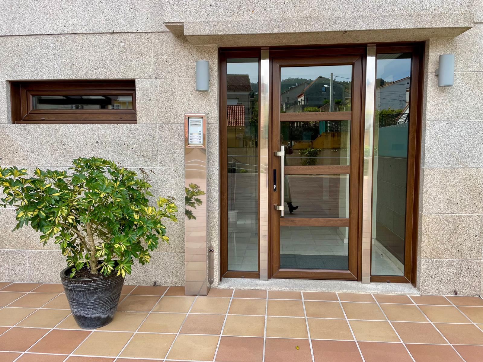 Imagen 1 Apartamento en alquiler en Sanxenxo / Frente a la playa de Carabuxeiras 