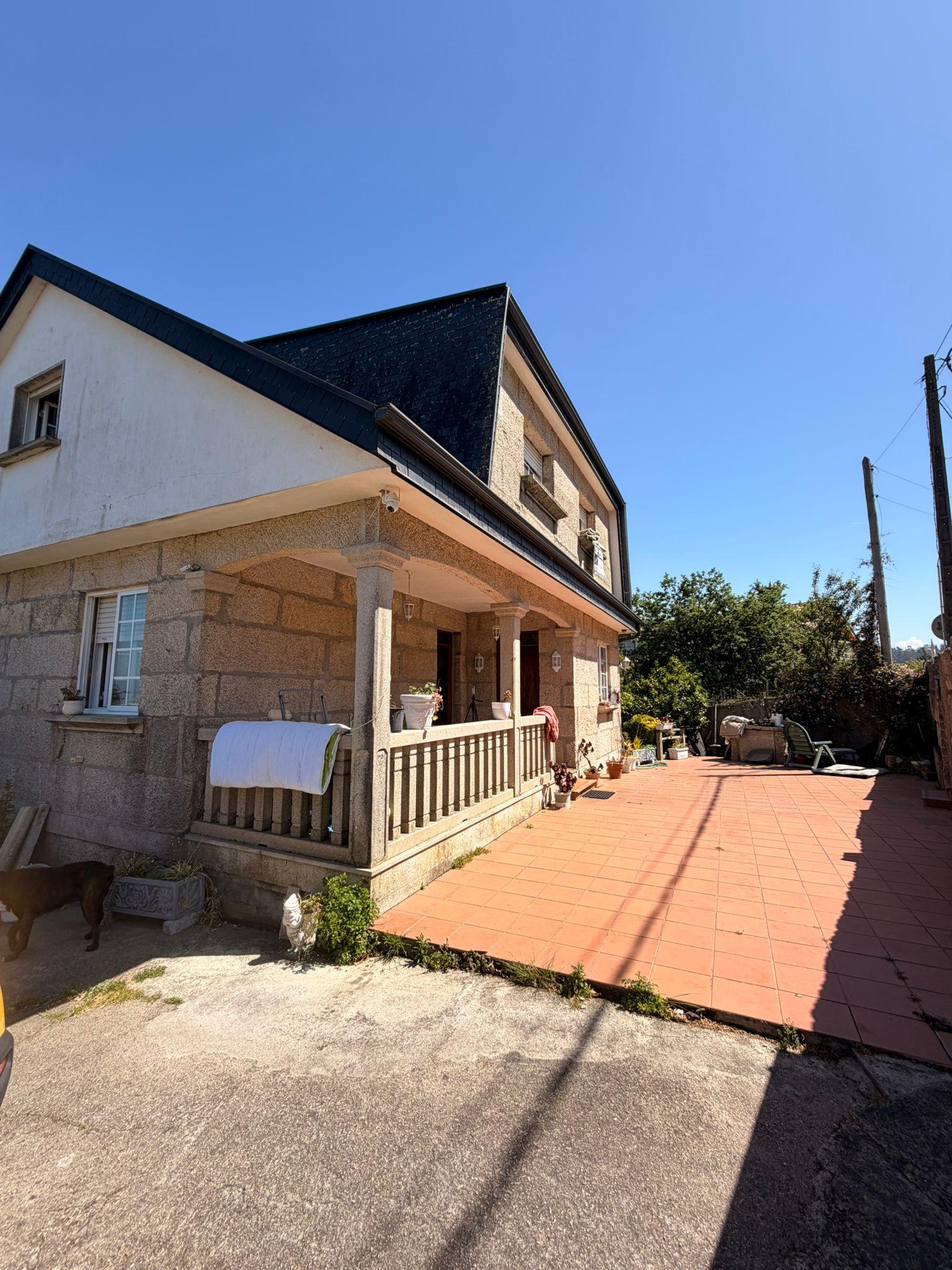 Imagen 2 Casa Aislada en venta en Vigo / Frente al parque de Fragoselo 