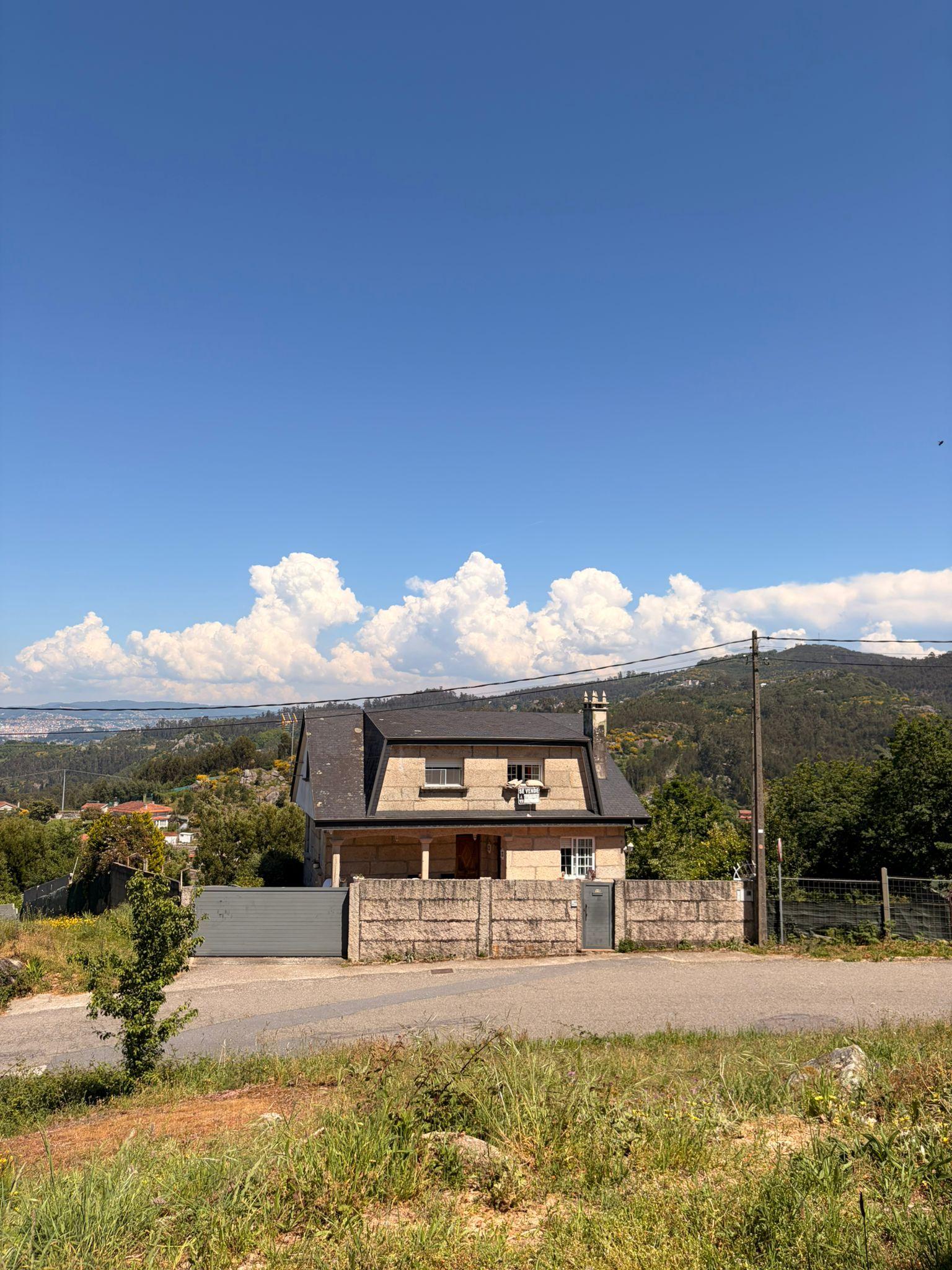 Imagen 1 Casa Aislada en venta en Vigo / Frente al parque de Fragoselo 