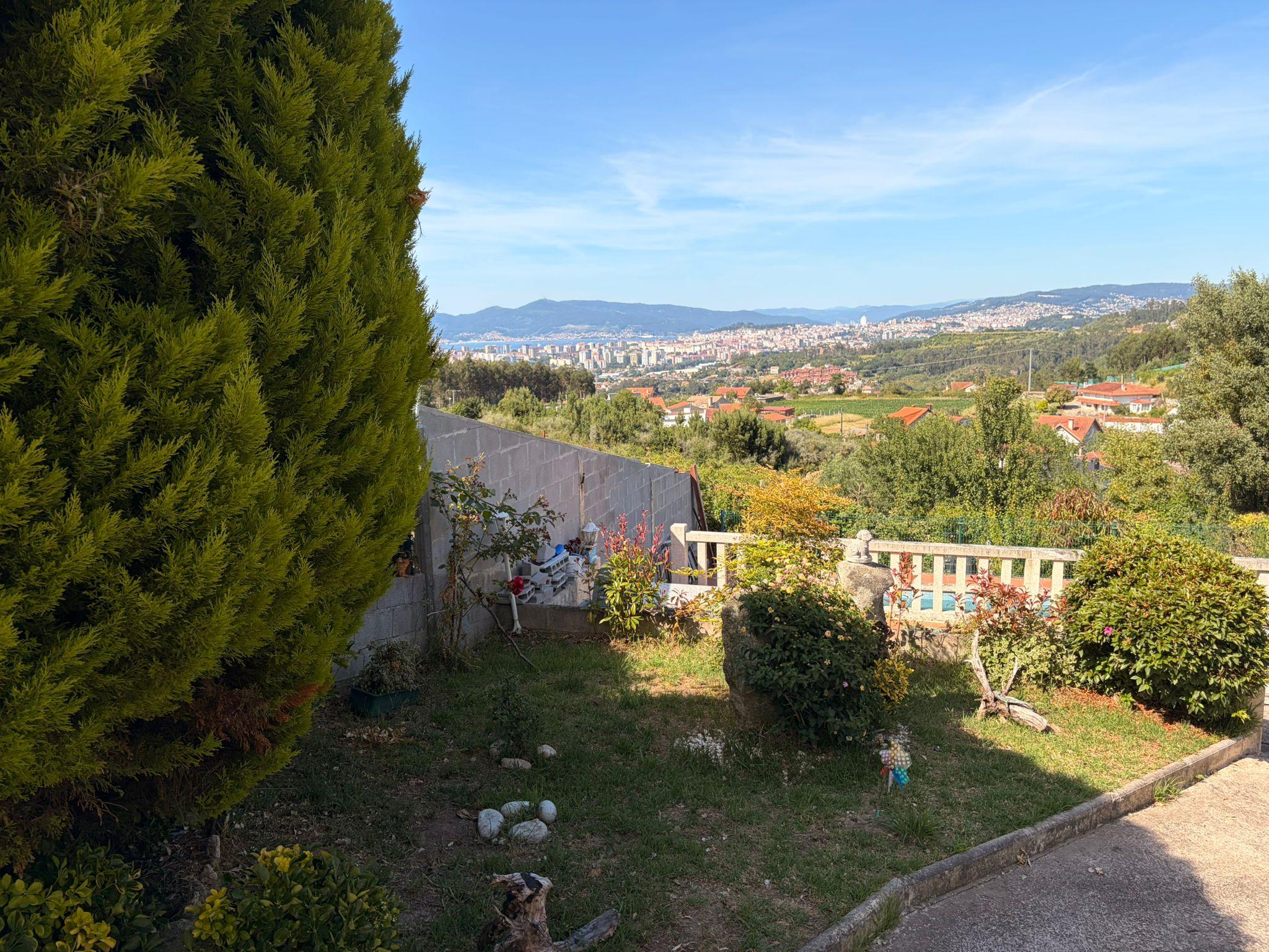 Imagen 23 Casa Aislada en venta en Vigo / Frente al parque de Fragoselo 