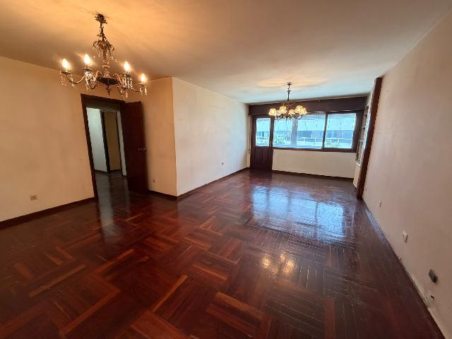 Imagen 3 Inmueble 305102 - Piso en venta en Vigo / Sobre Av Camelias cerca de parque O Castro
