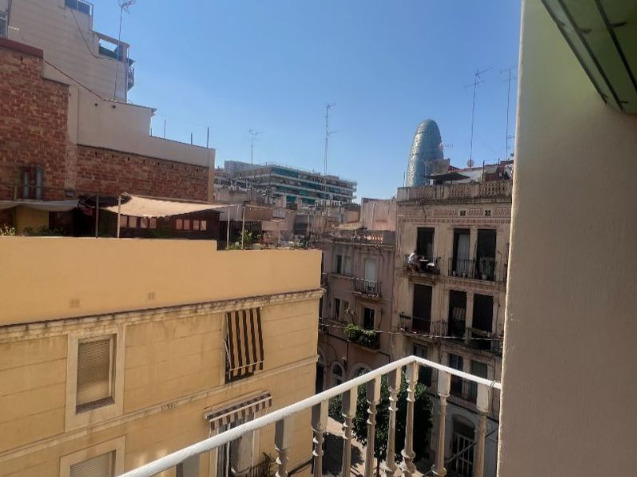 Imagen 1 Piso en venta en Barcelona / Junto al Mercado del Clot