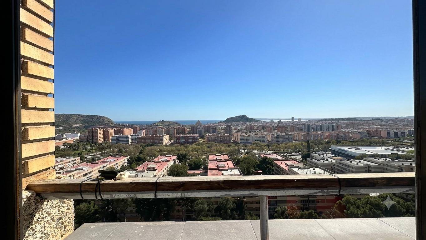 Imagen 1 Piso en venta en Alicante/alacant / Cerca del Hospital General y Centro Comercial Gran Vía.