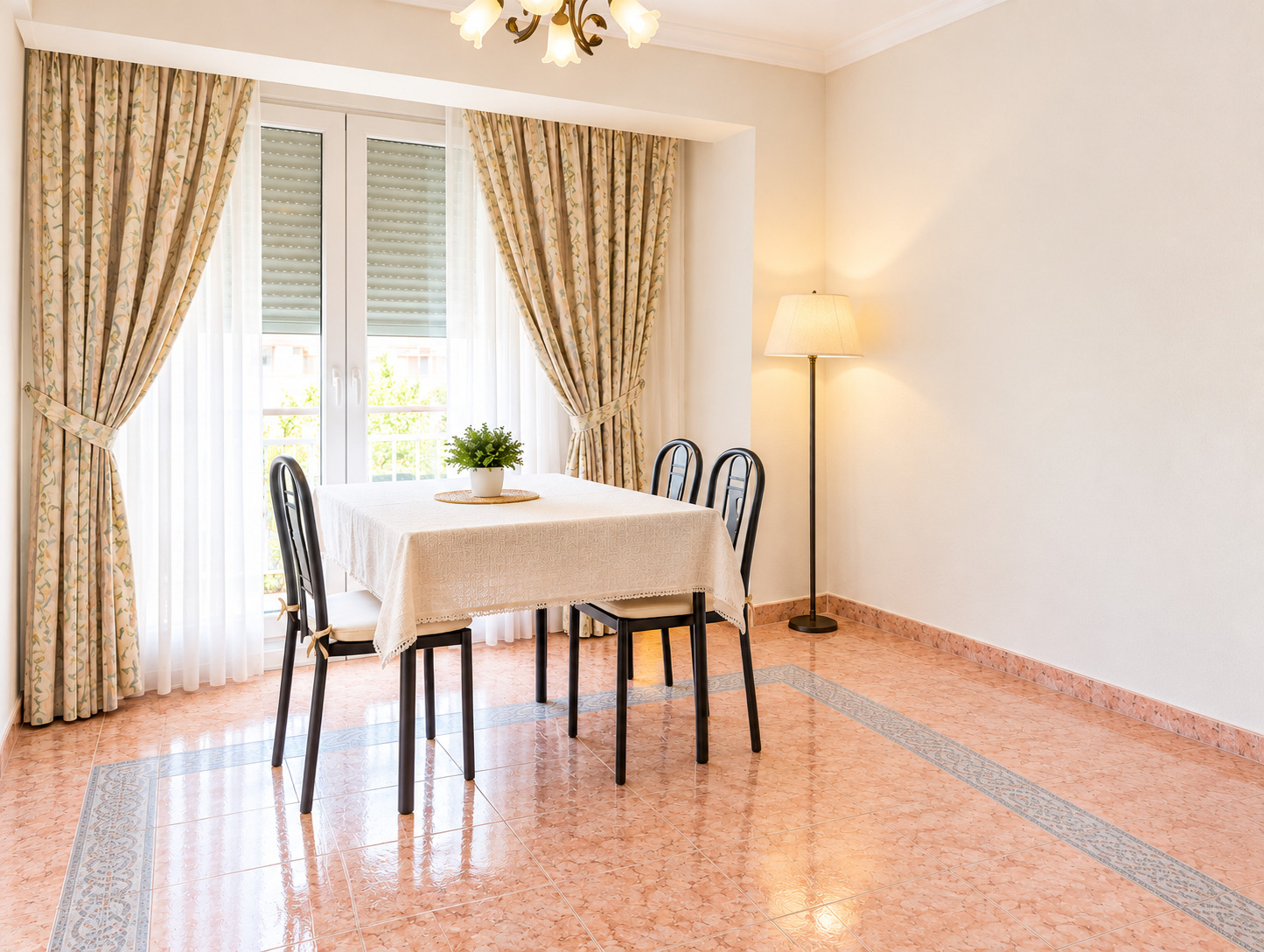 Imagen 1 Piso en venta en Alicante/alacant / Cerca del Mercado Central y la Rambla