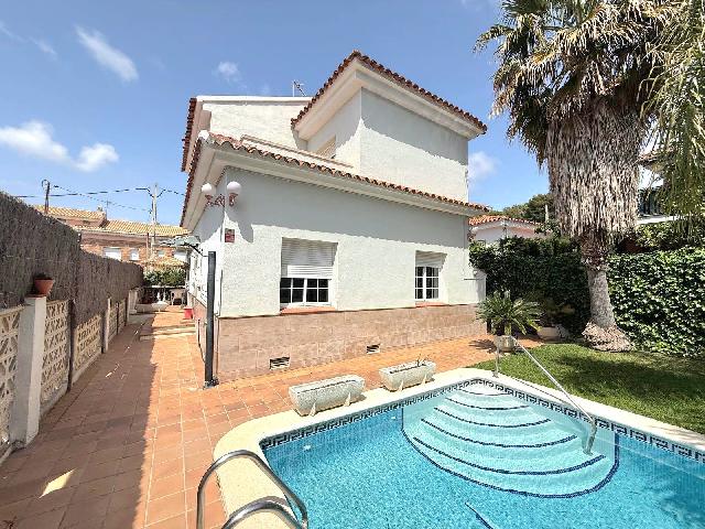 Imagen 1 Inmueble 302664 - Casa Aislada en venta en Calafell / A menos de 600 metros de la Estación de Renfe.