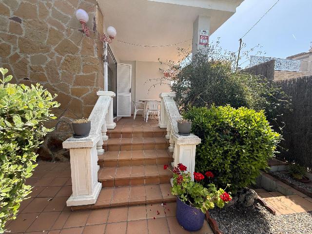 Imagen 3 Inmueble 302664 - Casa Aislada en venta en Calafell / A menos de 600 metros de la Estación de Renfe.
