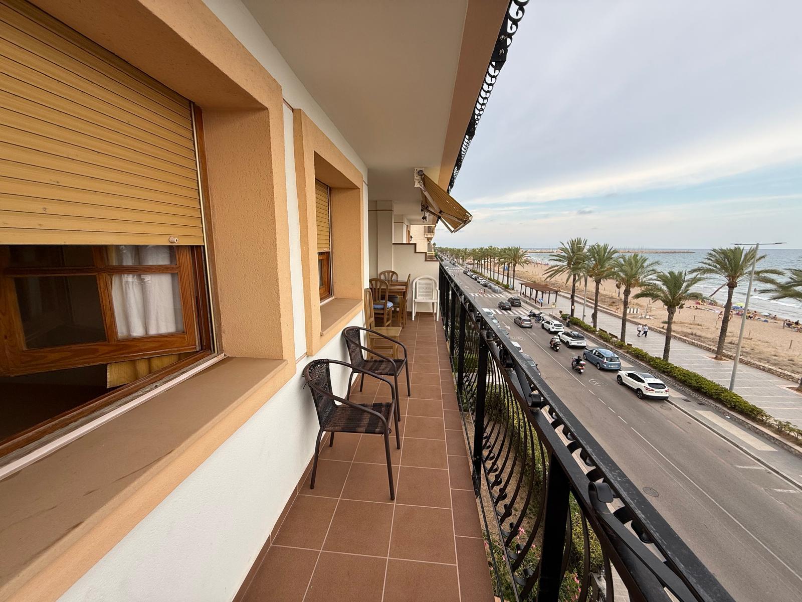 Imagen 2 Apto. Playa en venta en Calafell / Primera línea de playa, una ubicación excepcional.