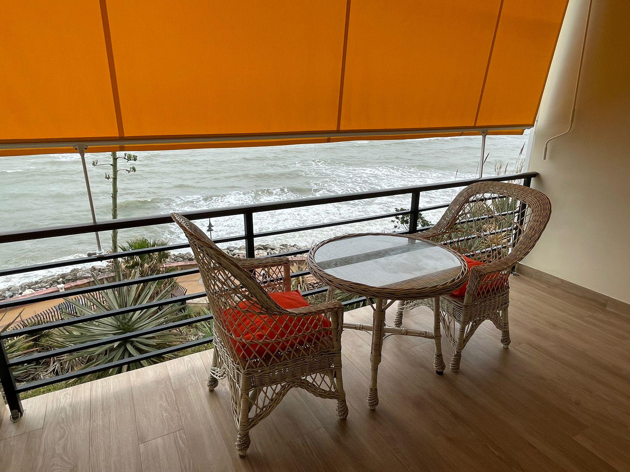 Imagen 1 Estudio en venta en Torremolinos / Primera linea de playa 